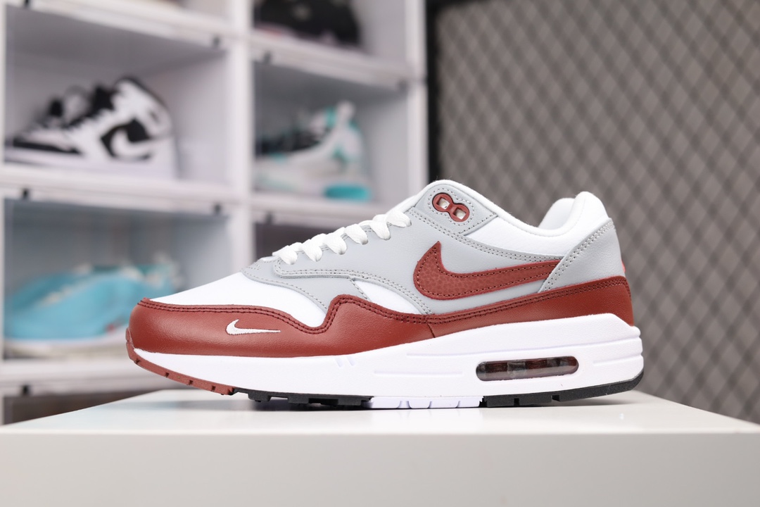 G5 公司级耐克 Air max 1 暗红Nike Air Max 1 Premium “Spiral Sage” 暗红整双鞋采用经典的Air Max 1为基础，整体采用皮革材质打造，用料相当考究。通体使用灰色打造鞋身，搭配浅绿色鞋身框架，整体造型十分简约。后跟处点缀经典的Nike Air Logo，最后，在鞋底部分依旧搭载传统的开窗式Air Max气垫，完善整体设计×996XQ