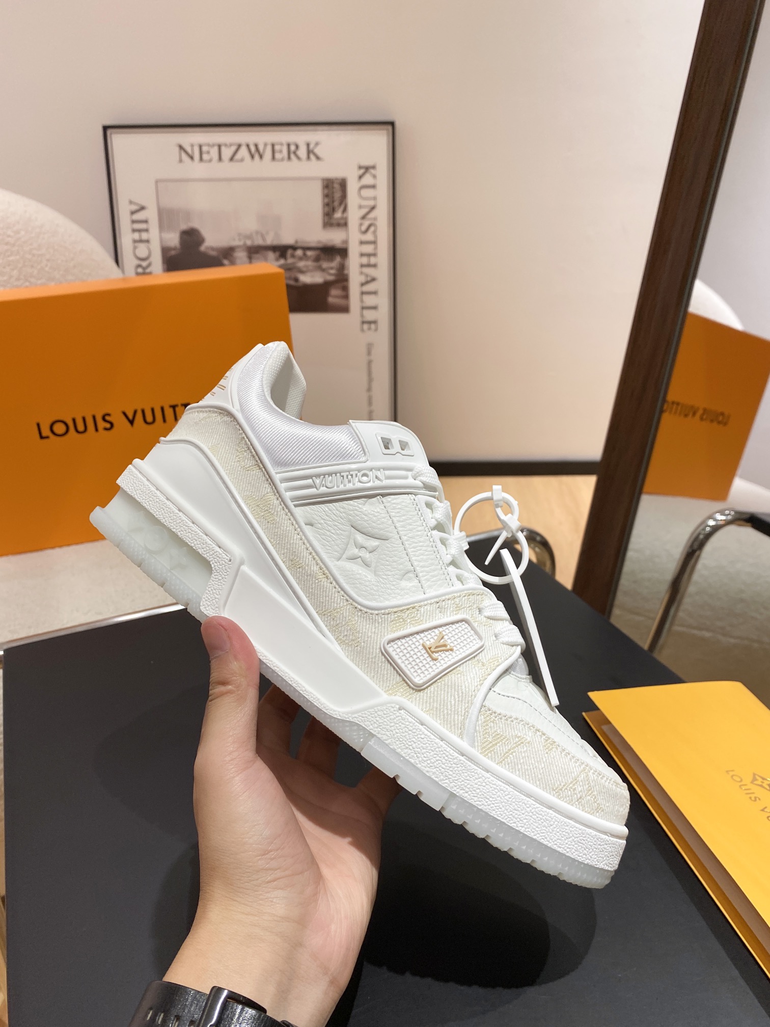 Louis Vuitton Louis Vuitton LV Trainer 运动鞋是路易威登艺术总监Virgil Abloh对 篮球鞋的解读 由不同色调打造 外底饰有Monogram花卉纹饰 侧面有Vuitton标识 包装标准码