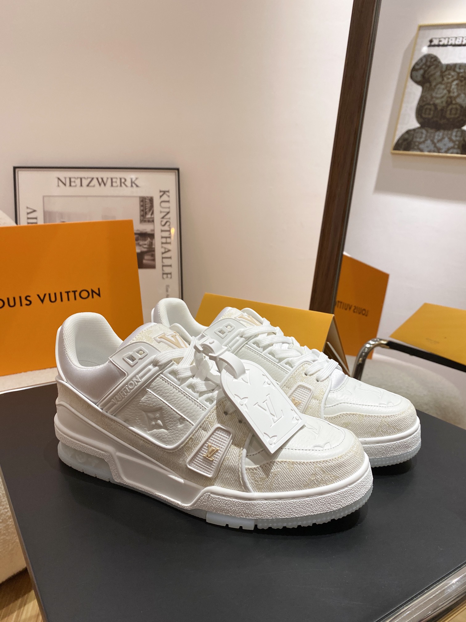 Louis Vuitton Louis Vuitton LV Trainer 运动鞋是路易威登艺术总监Virgil Abloh对 篮球鞋的解读 由不同色调打造 外底饰有Monogram花卉纹饰 侧面有Vuitton标识 包装标准码