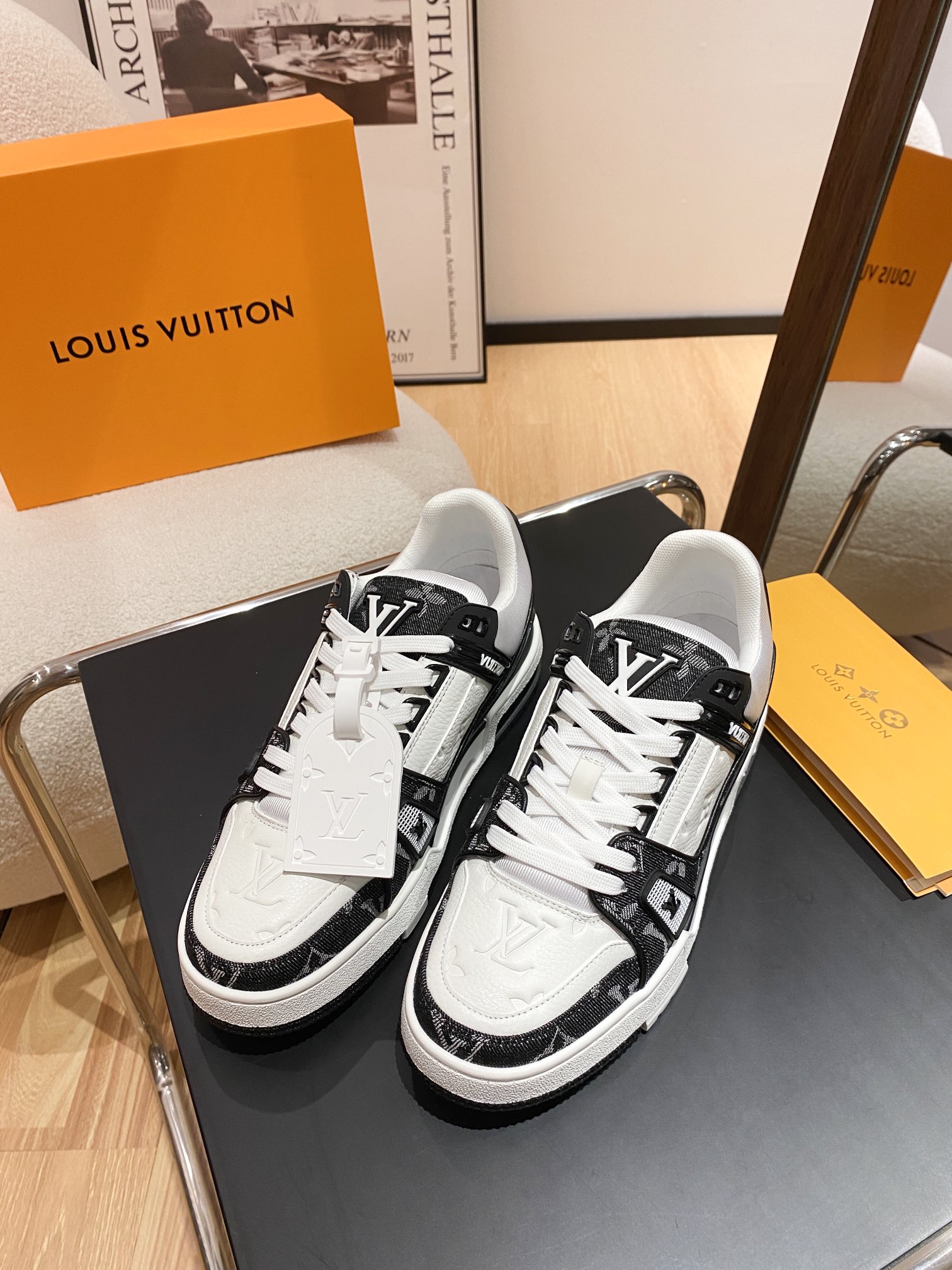 Louis Vuitton Louis Vuitton LV Trainer 运动鞋是路易威登艺术总监Virgil Abloh对 篮球鞋的解读 由不同色调打造 外底饰有Monogram花卉纹饰 侧面有Vuitton标识 包装标准码