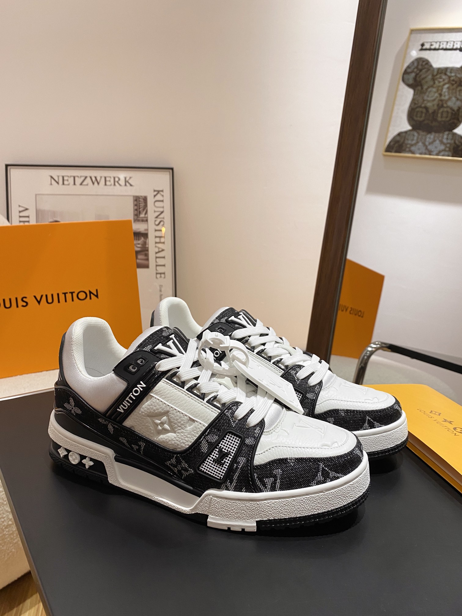 Louis Vuitton Louis Vuitton LV Trainer 运动鞋是路易威登艺术总监Virgil Abloh对 篮球鞋的解读 由不同色调打造 外底饰有Monogram花卉纹饰 侧面有Vuitton标识 包装标准码