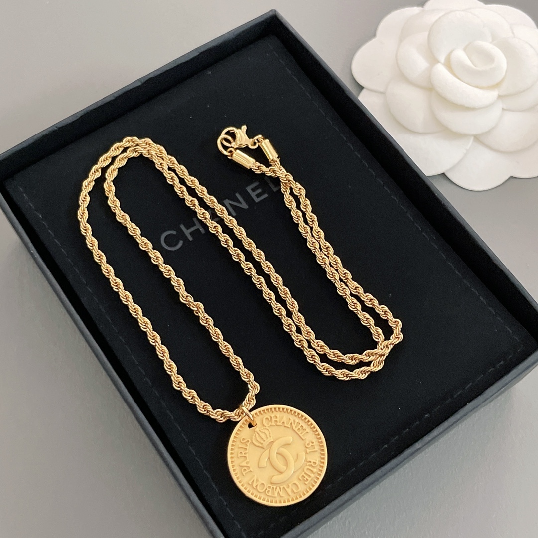 Collar redondo de Chanel de alta calidad, detalles como en la imagen, modelo vintage. Serie Vintage, como dijo Coco: 'L…