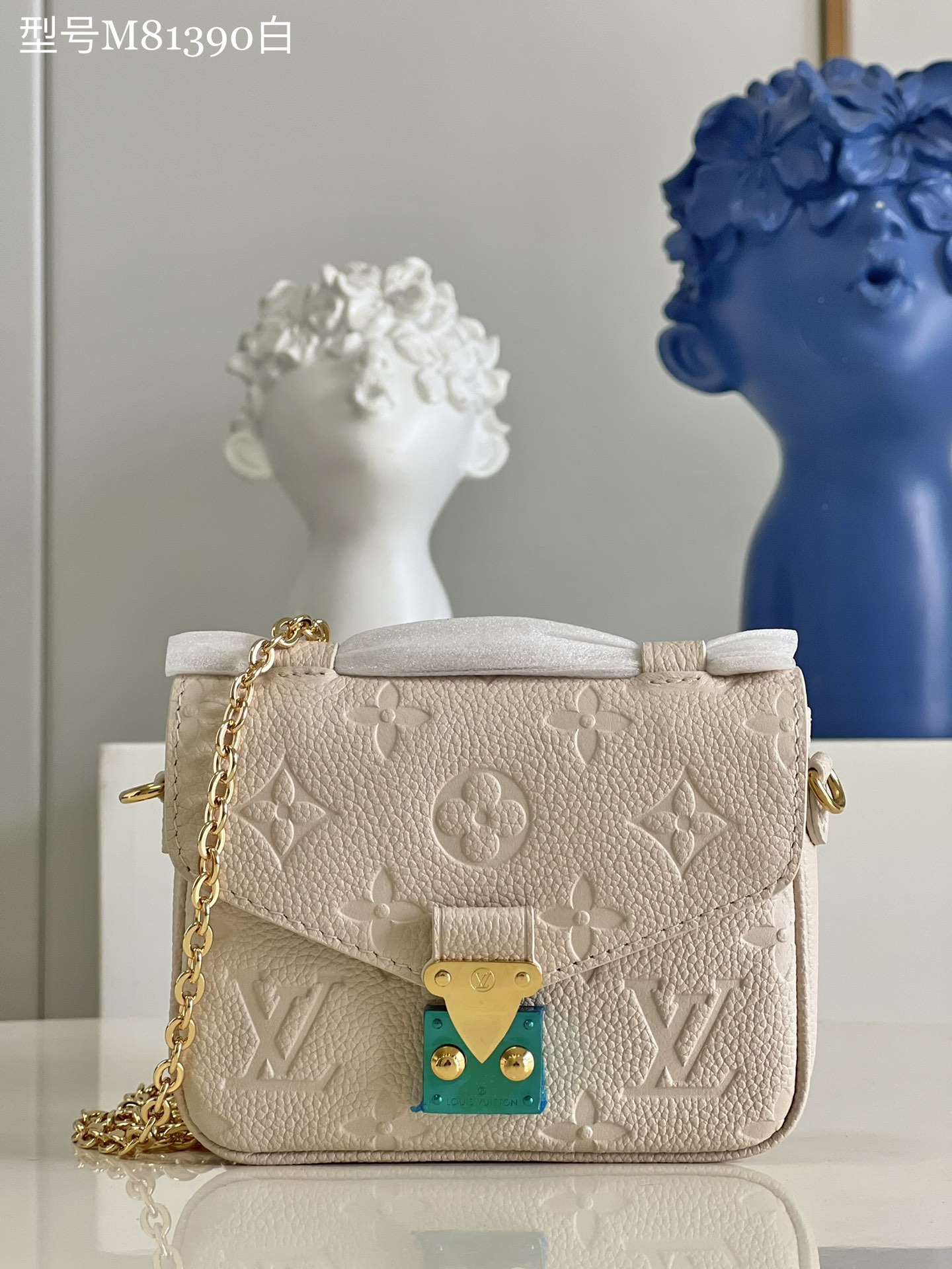 NO:398570,[Exclusive real photo M81390 white] This Micro Métis postman chain bag is made of soft Monogram Empreinte leather, which condenses the classic Pochette Métis handbag design in pocket size. The S-lock buckle is derived from Louis Vuitton traditional hard box, continuing the iconic elements of the Métis series. Detailed features 14 x 11 x 3.5 cm (length x height x width) Y.,LV [original leather],louis vuitton,louis vuitton19860909【独家实拍M81390白】本款 Micro Métis 邮差链条包取材柔软的 Monogram Empreinte 皮革,以袖珍尺寸浓缩经典 Pochette Métis 手袋设计.S-lock 锁扣源自路易威登传统硬箱,延续 Métis 系列的标志性元素.详细特征14 x 11 x 3.5 厘米 (长度 x 高 x 宽) Y.,LV【原厂皮】,louis vuitton,louis vuitton,Bag