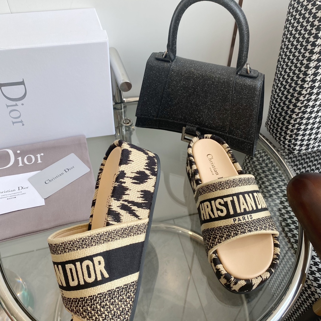 Dior Dio*r迪奥〰 Dway系列〰 厚底松糕老花刺绣拖鞋