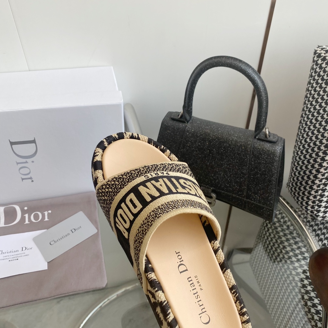 Dior Dio*r迪奥〰 Dway系列〰 厚底松糕老花刺绣拖鞋