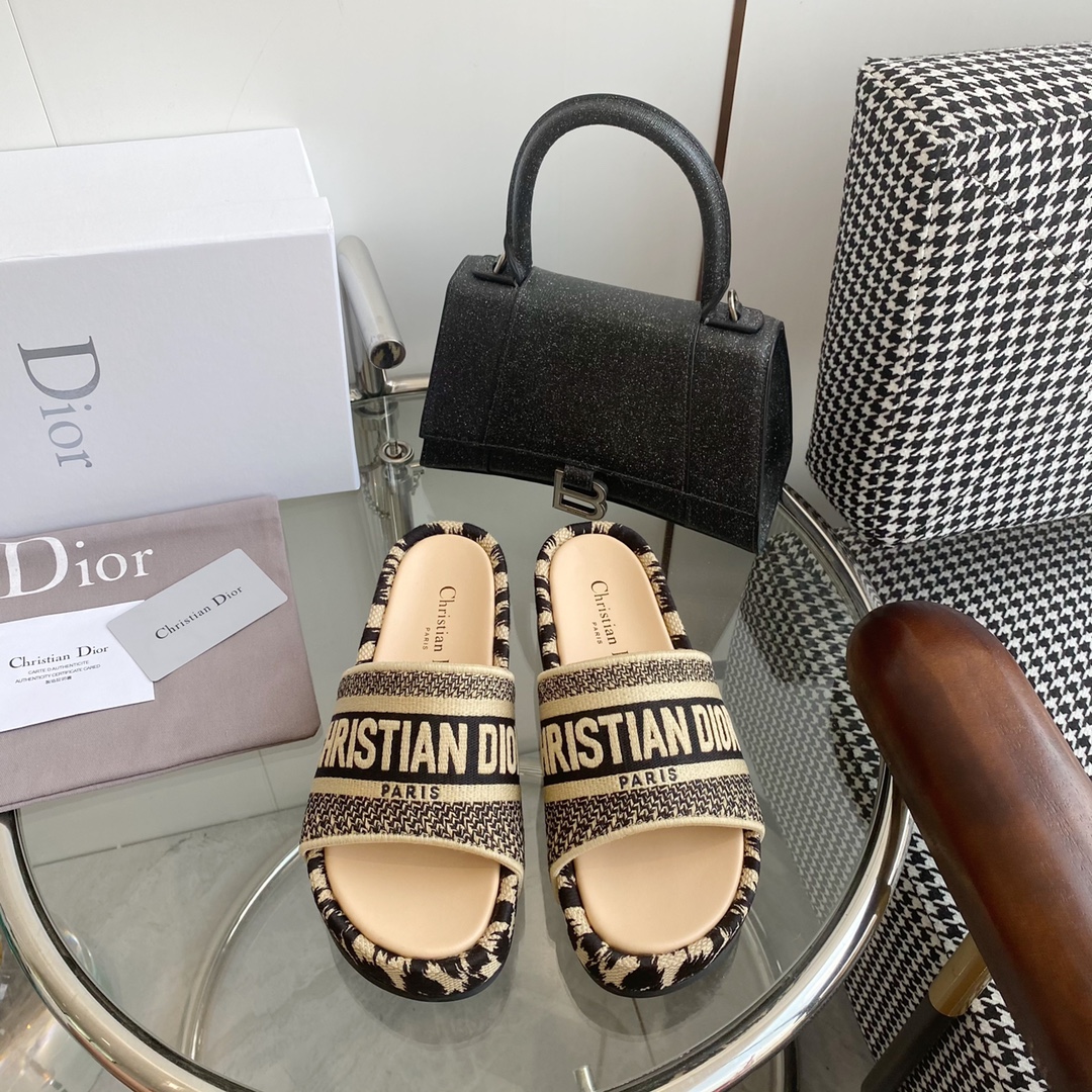 Dior Dio*r迪奥〰 Dway系列〰 厚底松糕老花刺绣拖鞋