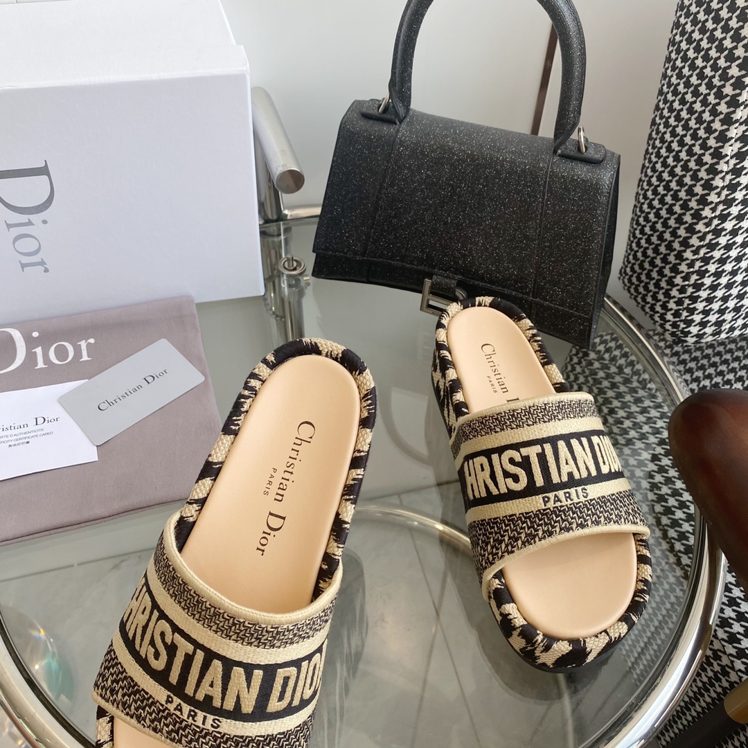 Dior Dio*r迪奥〰 Dway系列〰 厚底松糕老花刺绣拖鞋