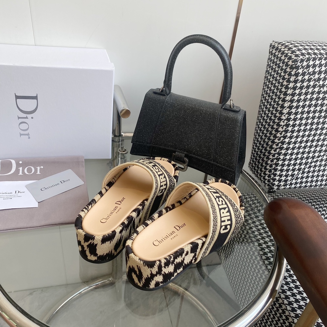Dior Dio*r迪奥〰 Dway系列〰 厚底松糕老花刺绣拖鞋