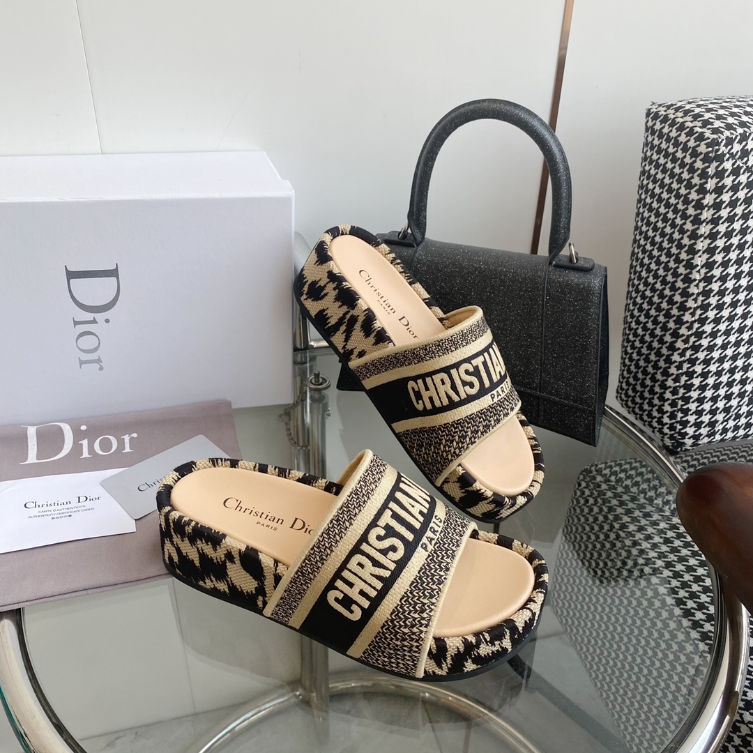 Dior Dio*r迪奥〰 Dway系列〰 厚底松糕老花刺绣拖鞋