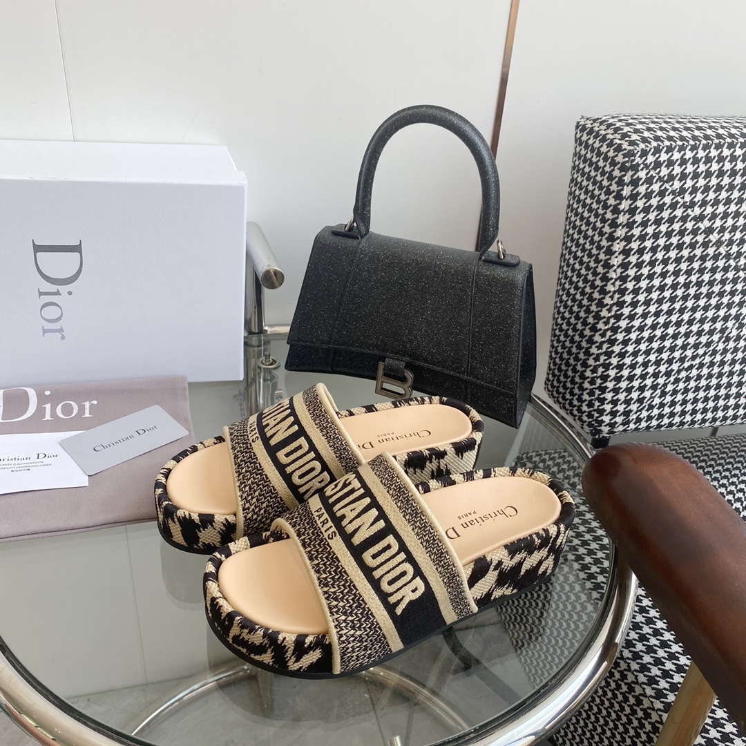 Dior Dio*r迪奥〰 Dway系列〰 厚底松糕老花刺绣拖鞋