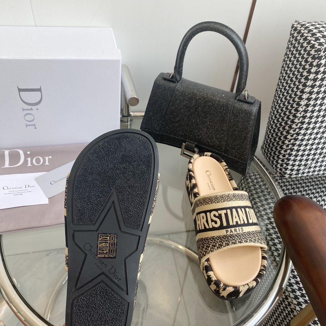 Dior Dio*r迪奥〰 Dway系列〰 厚底松糕老花刺绣拖鞋