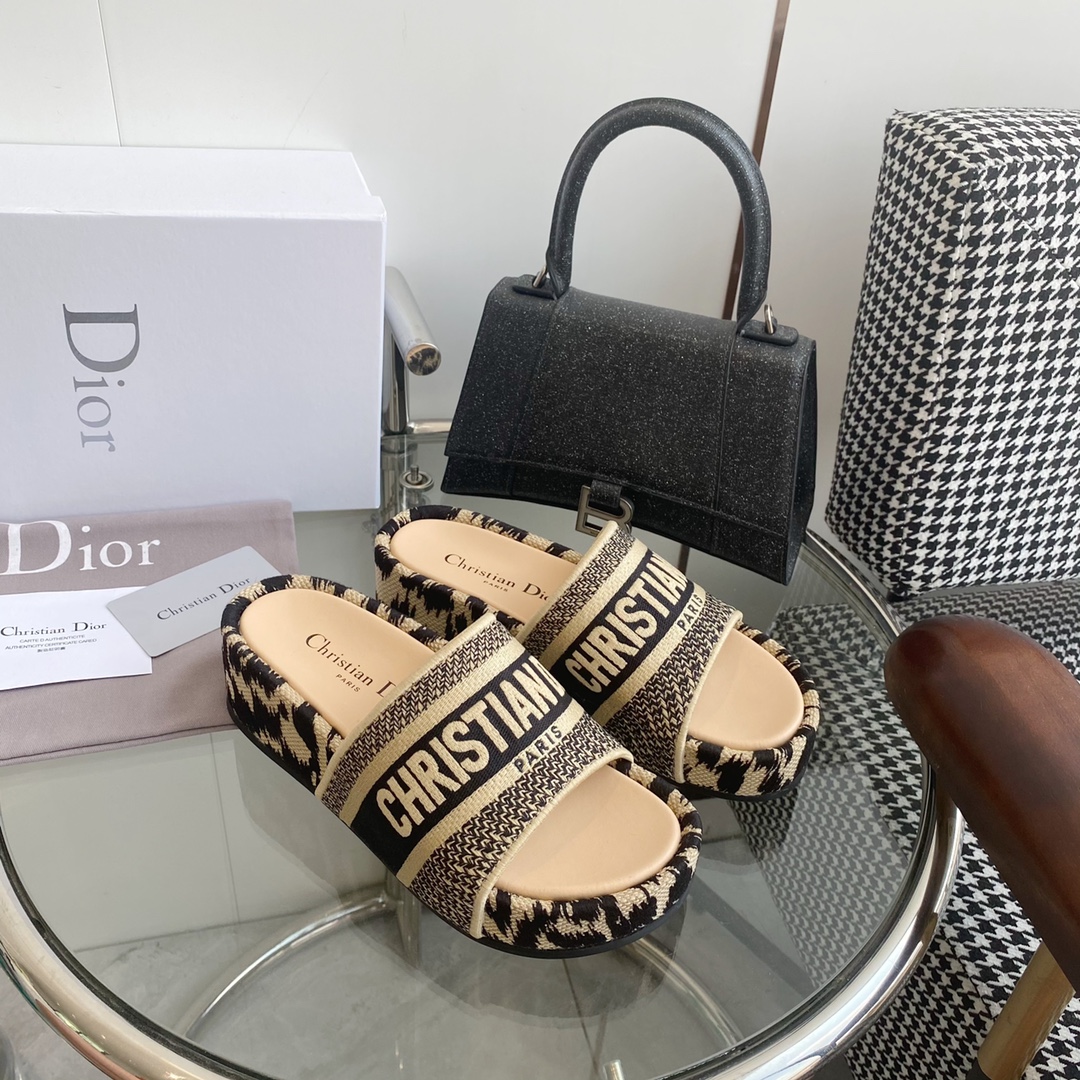 Dior Dio*r迪奥〰 Dway系列〰 厚底松糕老花刺绣拖鞋