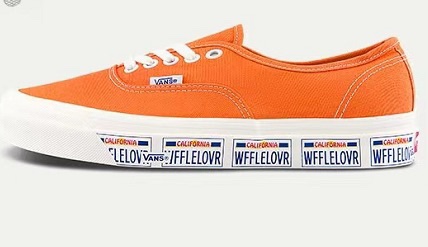 G0 F5 满印logo三色 夏季高街款来袭 Vans Anaheim Factory Authentic 44 万斯 满印底logo黑 橙 浅蓝三色硫化帆布鞋2022春季，Vans官方带来全新三色高热度鞋款，采用Authentic DX为载体，鞋底的满印logo使整双鞋的风格更显高街感，区别市面一成不变的aut风格。