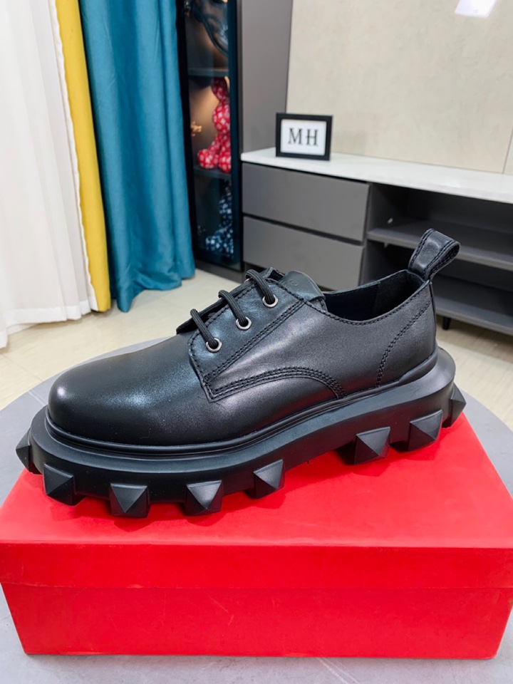 L0  Valentino 华伦天奴1:1原版复刻顶级原单品质最新休闲皮鞋，厚底方块鞋底极简主义设计散发充满现代感的迷人魅力。面料进口小牛皮，质感好，内里垫脚全牛皮。大底橡胶防滑耐磨