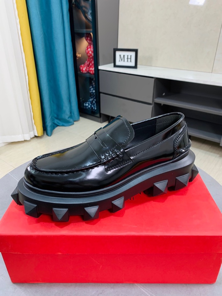 L0  Valentino 华伦天奴1:1原版复刻顶级原单品质最新休闲皮鞋，厚底方块鞋底极简主义设计散发充满现代感的迷人魅力。面料进口小牛皮，质感好，内里垫脚全牛皮。大底橡胶防滑耐磨