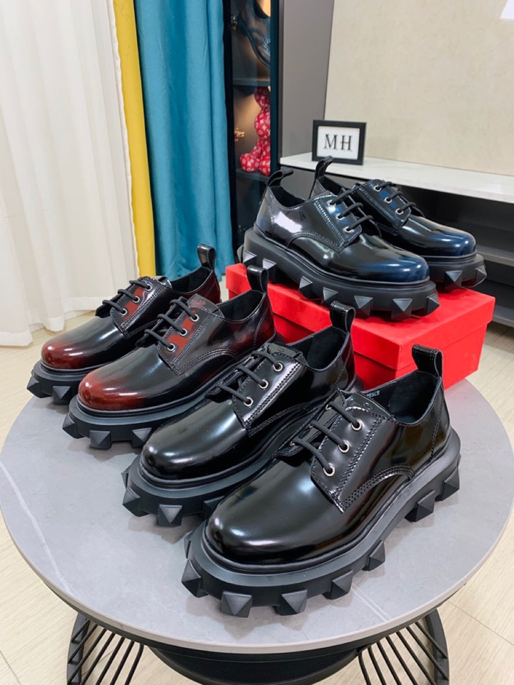 L0  Valentino 华伦天奴1:1原版复刻顶级原单品质最新休闲皮鞋，厚底方块鞋底极简主义设计散发充满现代感的迷人魅力。面料进口小牛皮，质感好，内里垫脚全牛皮。大底橡胶防滑耐磨