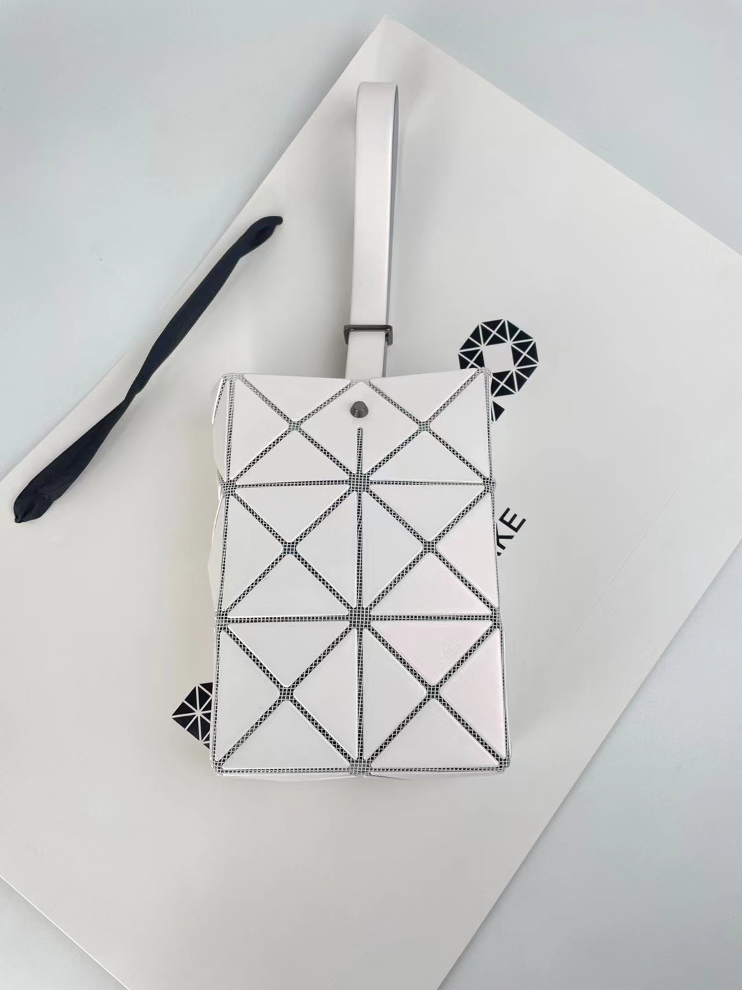 metal matte shape 108 Sanzhai March mobile phone case resembles three-dimensional "small boxes". The bottom sides of the bag are j_voghion.com