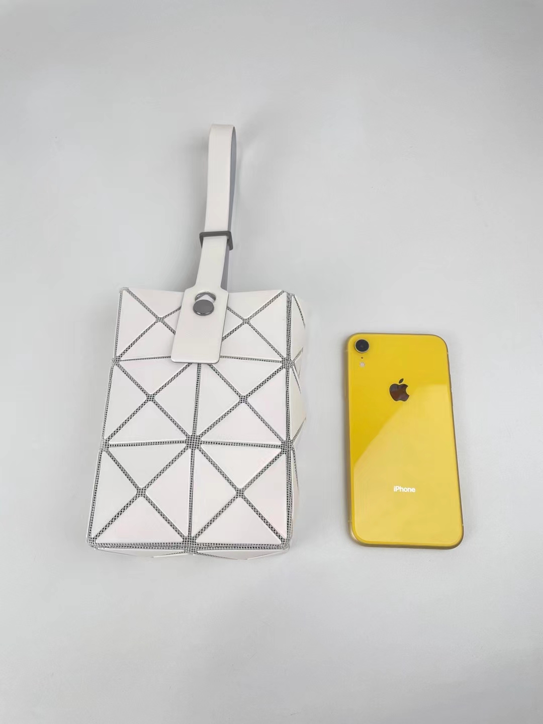 metal matte shape 108 Sanzhai March mobile phone case resembles three-dimensional "small boxes". The bottom sides of the bag are j_voghion.com