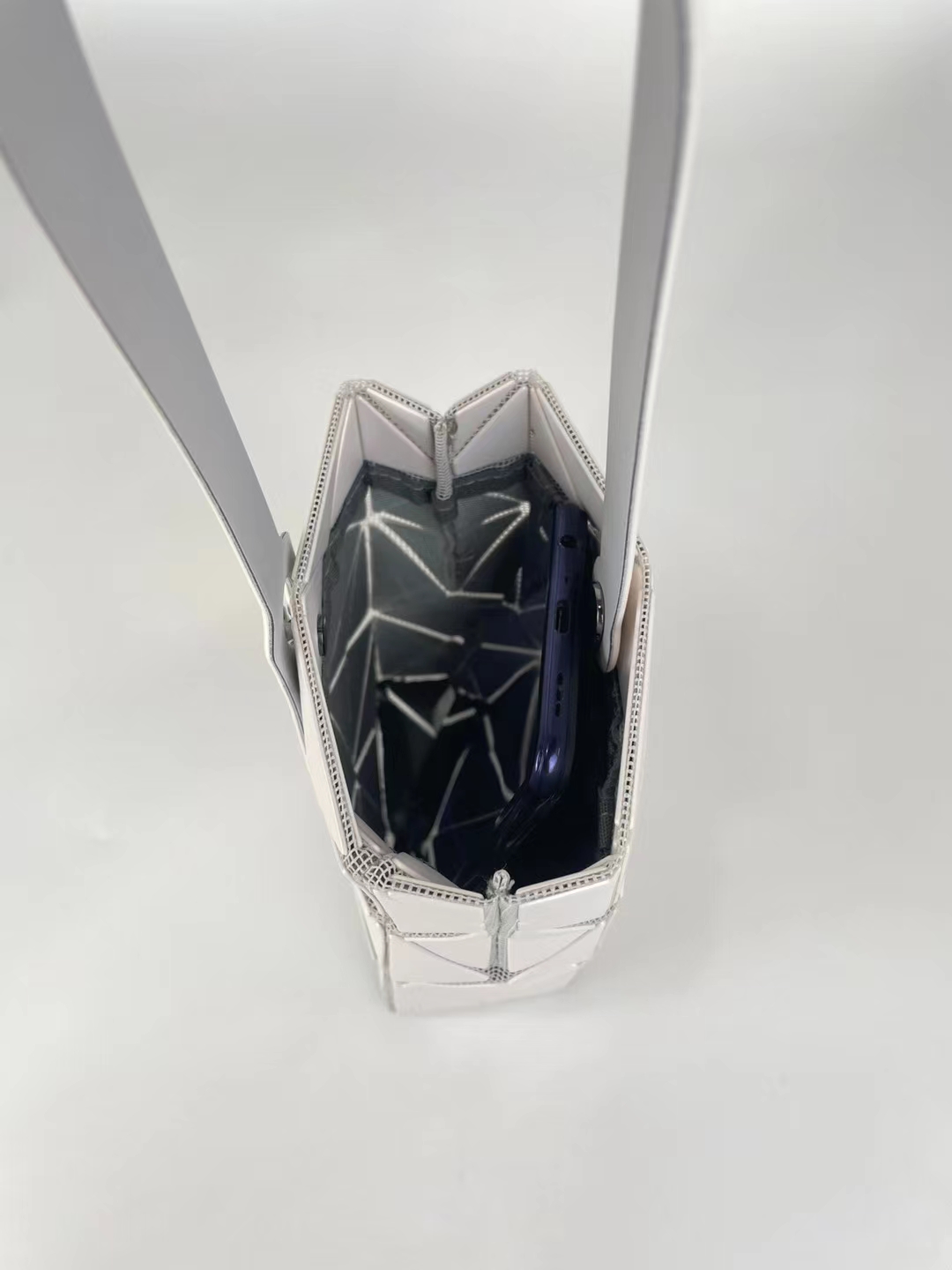 metal matte shape 108 Sanzhai March mobile phone case resembles three-dimensional "small boxes". The bottom sides of the bag are j_voghion.com
