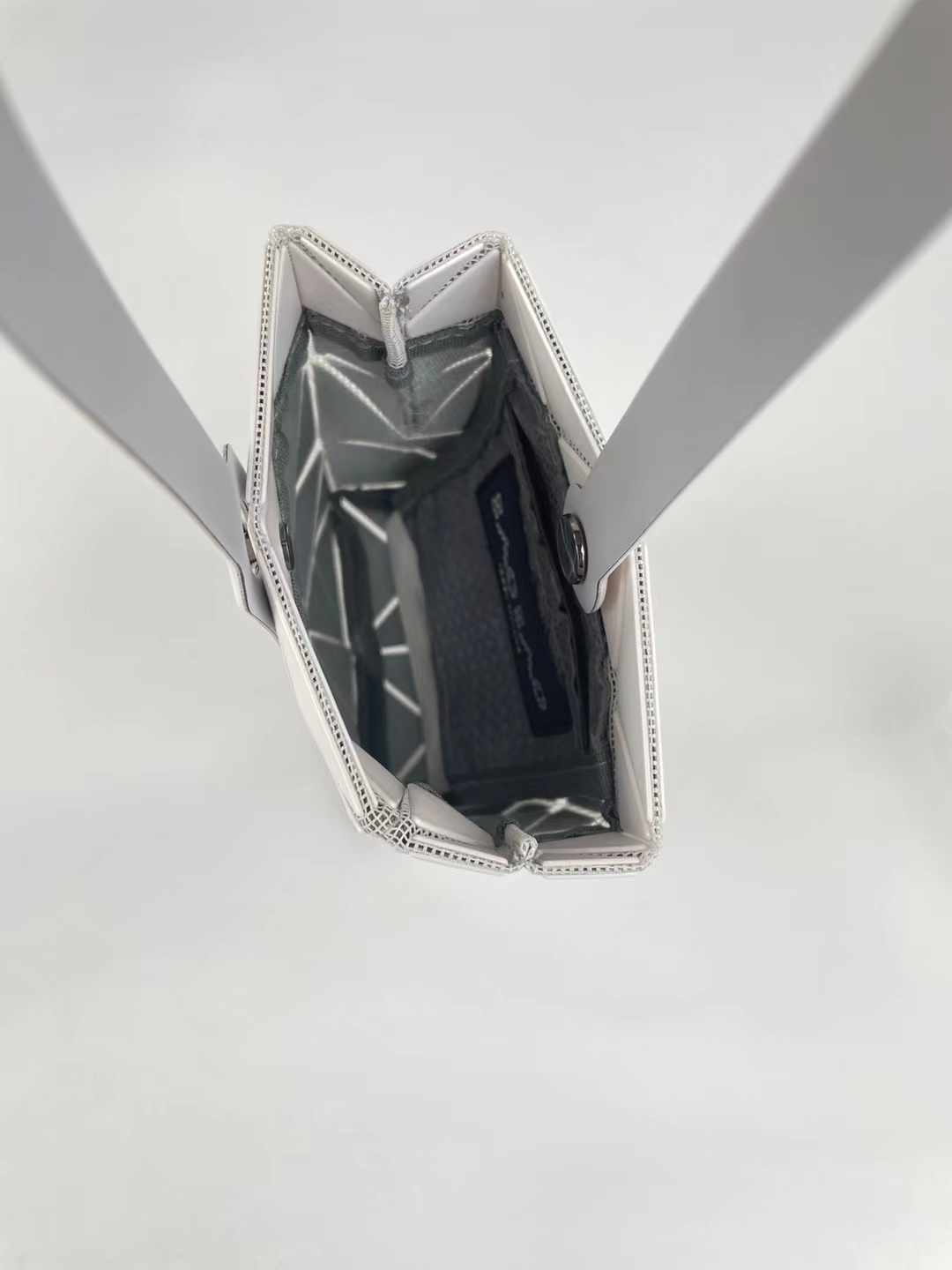 metal matte shape 108 Sanzhai March mobile phone case resembles three-dimensional "small boxes". The bottom sides of the bag are j_voghion.com