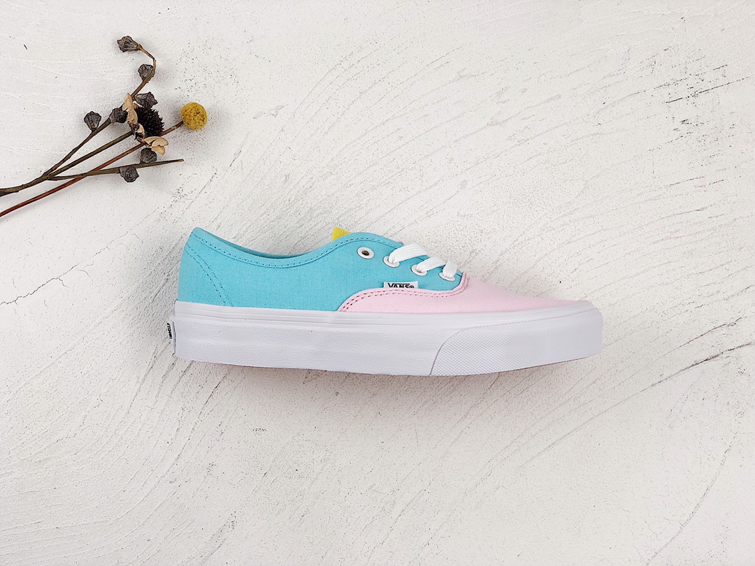 G0 Vans范斯新品奶蓝香芋紫拼色女鞋Authentic低帮帆布鞋PastelBlockAuthentic采用简单的系带设计，结合了我们经典的低帮鞋和一系列粉彩的拼色帆布鞋面。这一历史悠久的款式还包括金属孔眼和标志性的橡胶华夫格外底。个性十足，时尚百搭集美们快快快 [勾引]美美哒[爱心]