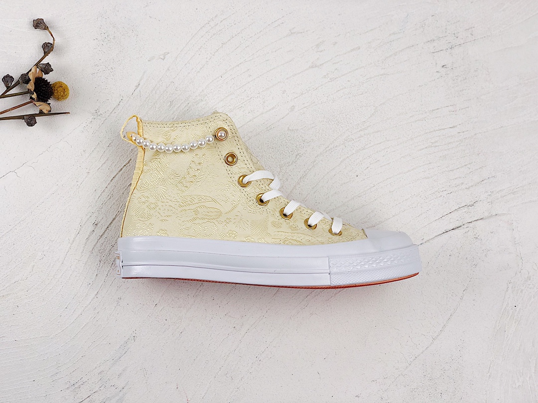 H0 匡威限量款CHUCK 1970S全新“宫锁珠帘”中国风系列浅金色缎面提花鞋面贵气十足 贵气但不俗气鞋面覆满体现自然力的植物图腾 贵气中带着清新亮点是鞋后跟的亚克力珍珠挂饰，衬托鞋子奢华又大气 而且是可拆卸珍珠珠链 超吸睛鞋舌是刺绣中国结印花设计寓意吉祥中国宫廷风 彰显“珠光宝气”的尊贵身份 精致典雅又优雅!细节满满 yyds 搭配淡色系衣裙都可 颜值超高 人间绝美 太适合春夏踏青啦 官方