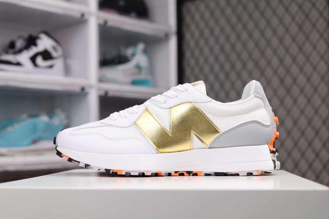 G5 原厂级New Balance MS327系列复古休闲运动慢跑鞋 原鞋打版 细节完美 采用尼龙及猪巴革麂皮物料拼接构成中底高弹PU材质及满丁防滑橡胶外底上世纪 70 年代的意大利街头风格NB新百伦 全新 New Balance 327 系列，以更纯粹的复古风格设计打造的全新造型。侧身还以解构设计，将 N 字标志以做旧压花样式呈现，样式别具新意。而麂皮、冲孔皮革的塑造，则呈现出高级怀旧气质，也让鞋款在奢华时装风格与运动氛围之间达到了平衡889YF