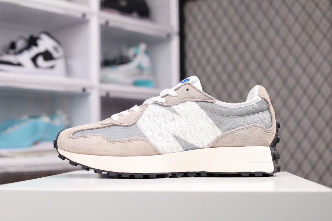 G5 原厂级New Balance MS327系列复古休闲运动慢跑鞋 原鞋打版 细节完美 采用尼龙及猪巴革麂皮物料拼接构成中底高弹PU材质及满丁防滑橡胶外底上世纪 70 年代的意大利街头风格NB新百伦 全新 New Balance 327 系列，以更纯粹的复古风格设计打造的全新造型。侧身还以解构设计，将 N 字标志以做旧压花样式呈现，样式别具新意。而麂皮、冲孔皮革的塑造，则呈现出高级怀旧气质，也让鞋款在奢华时装风格与运动氛围之间达到了平衡889YF
