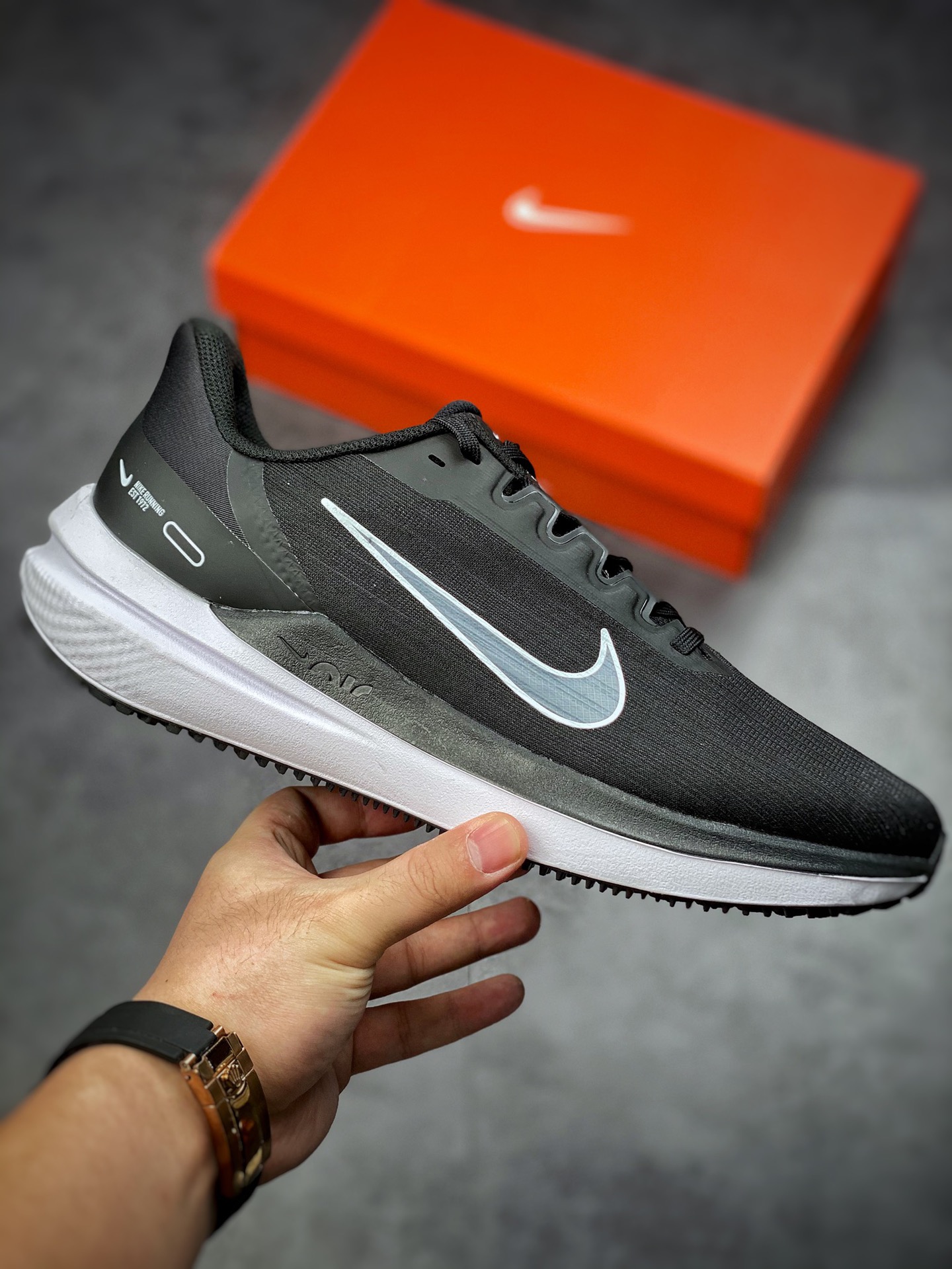 200  Nike Air Zoom Winflo 9 该鞋款采用改良版网眼布和增加泡棉设计DD6203-001