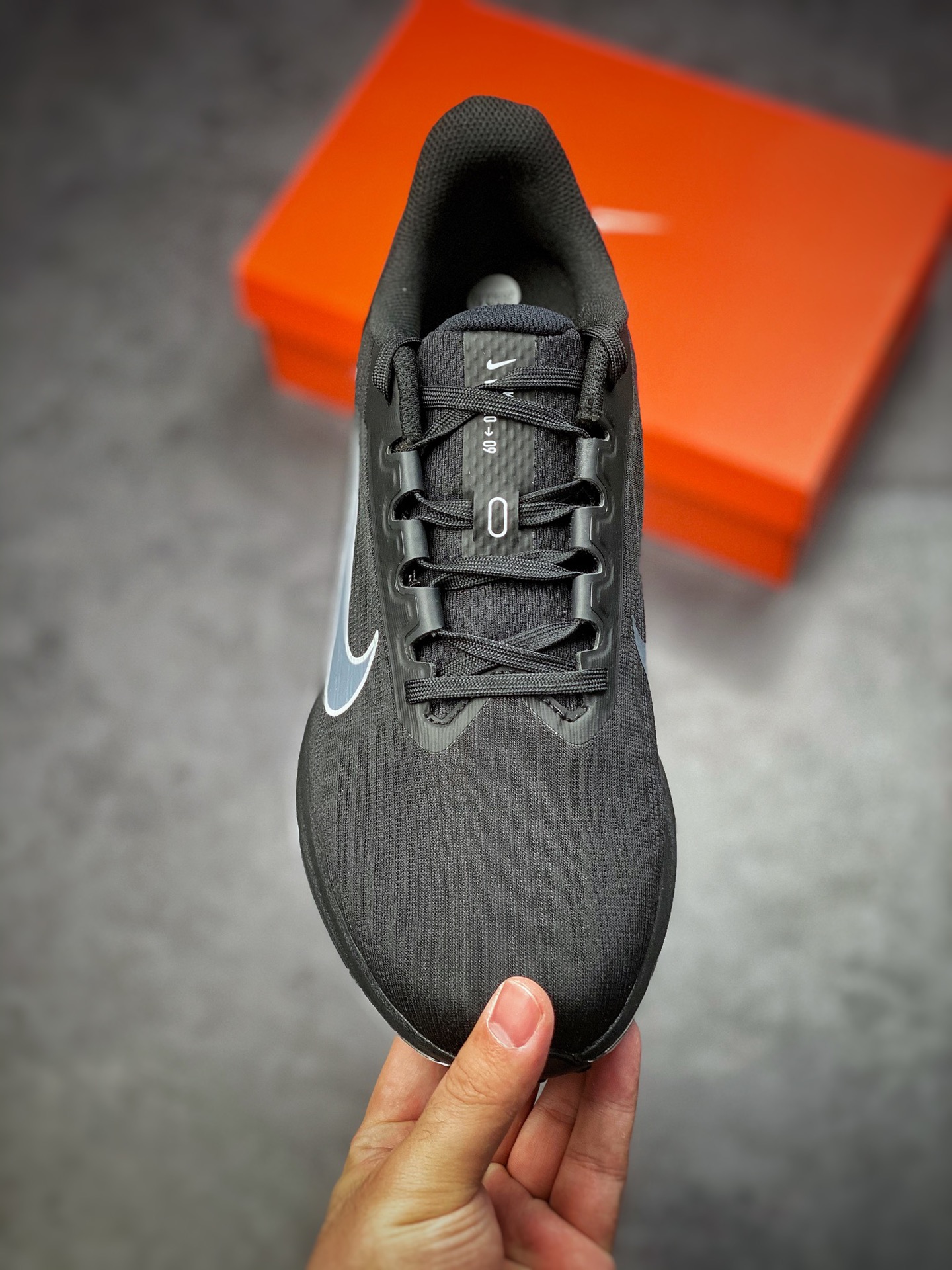 200  Nike Air Zoom Winflo 9 该鞋款采用改良版网眼布和增加泡棉设计DD6203-001