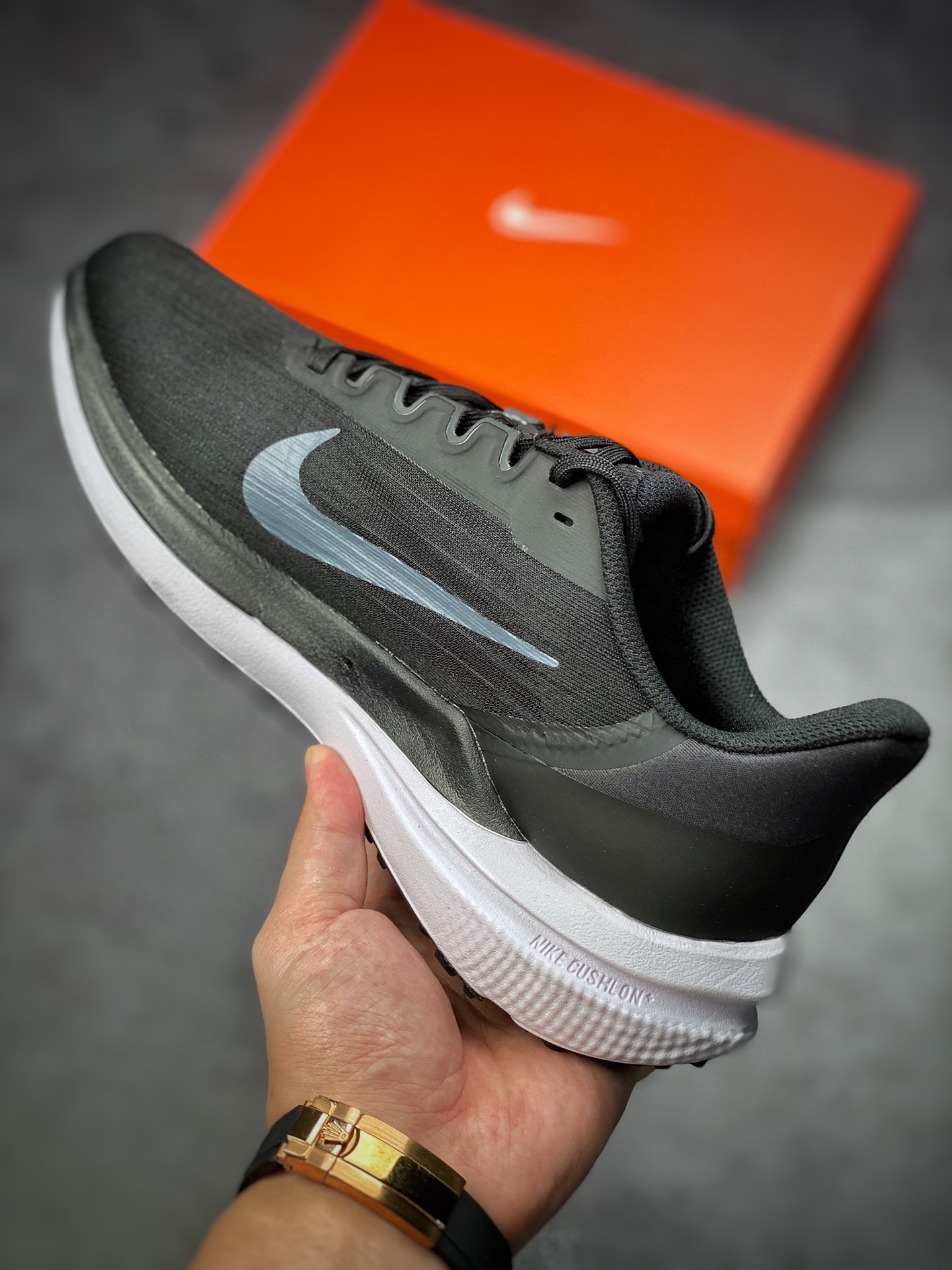 200  Nike Air Zoom Winflo 9 该鞋款采用改良版网眼布和增加泡棉设计DD6203-001