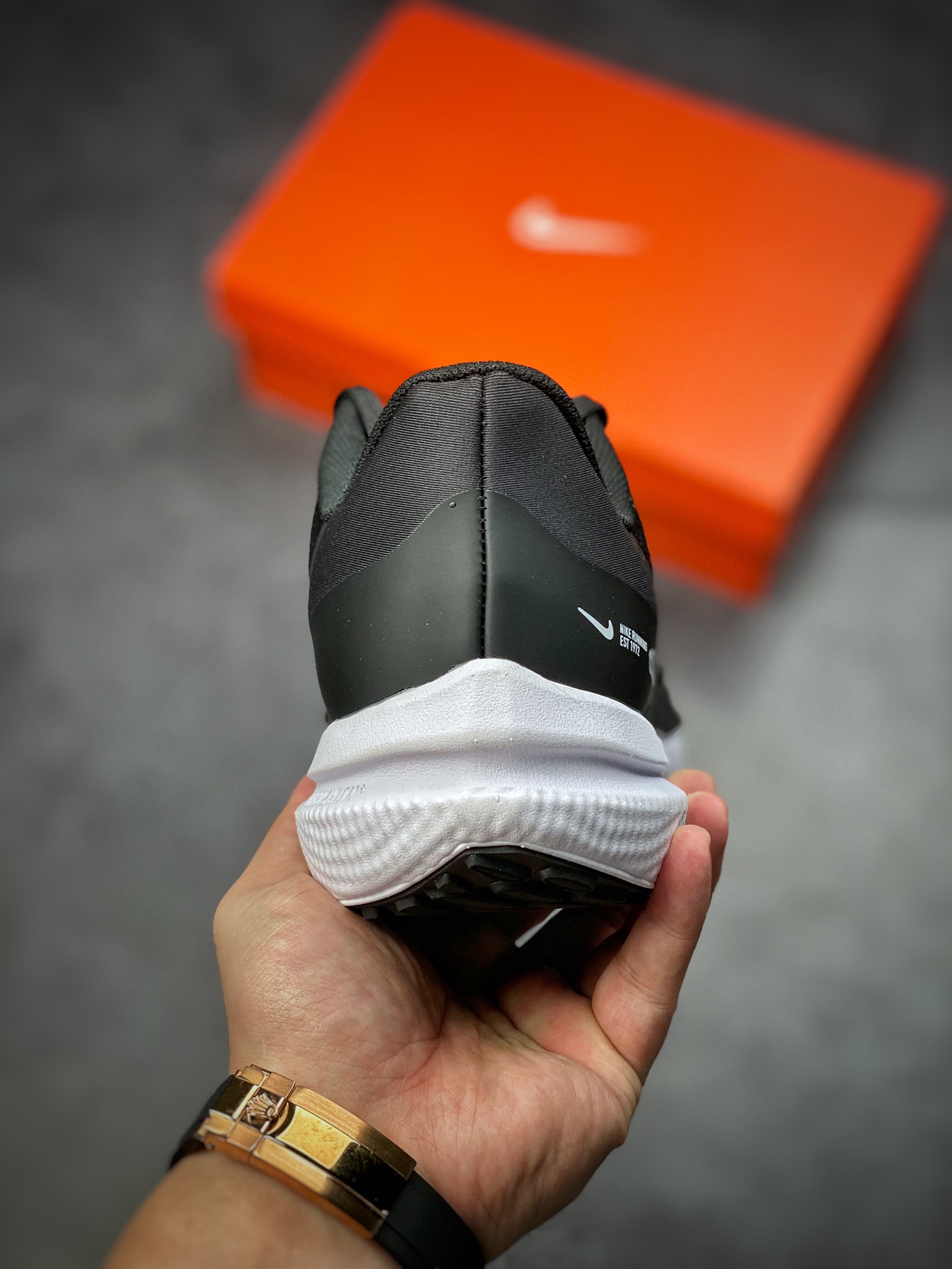 200  Nike Air Zoom Winflo 9 该鞋款采用改良版网眼布和增加泡棉设计DD6203-001