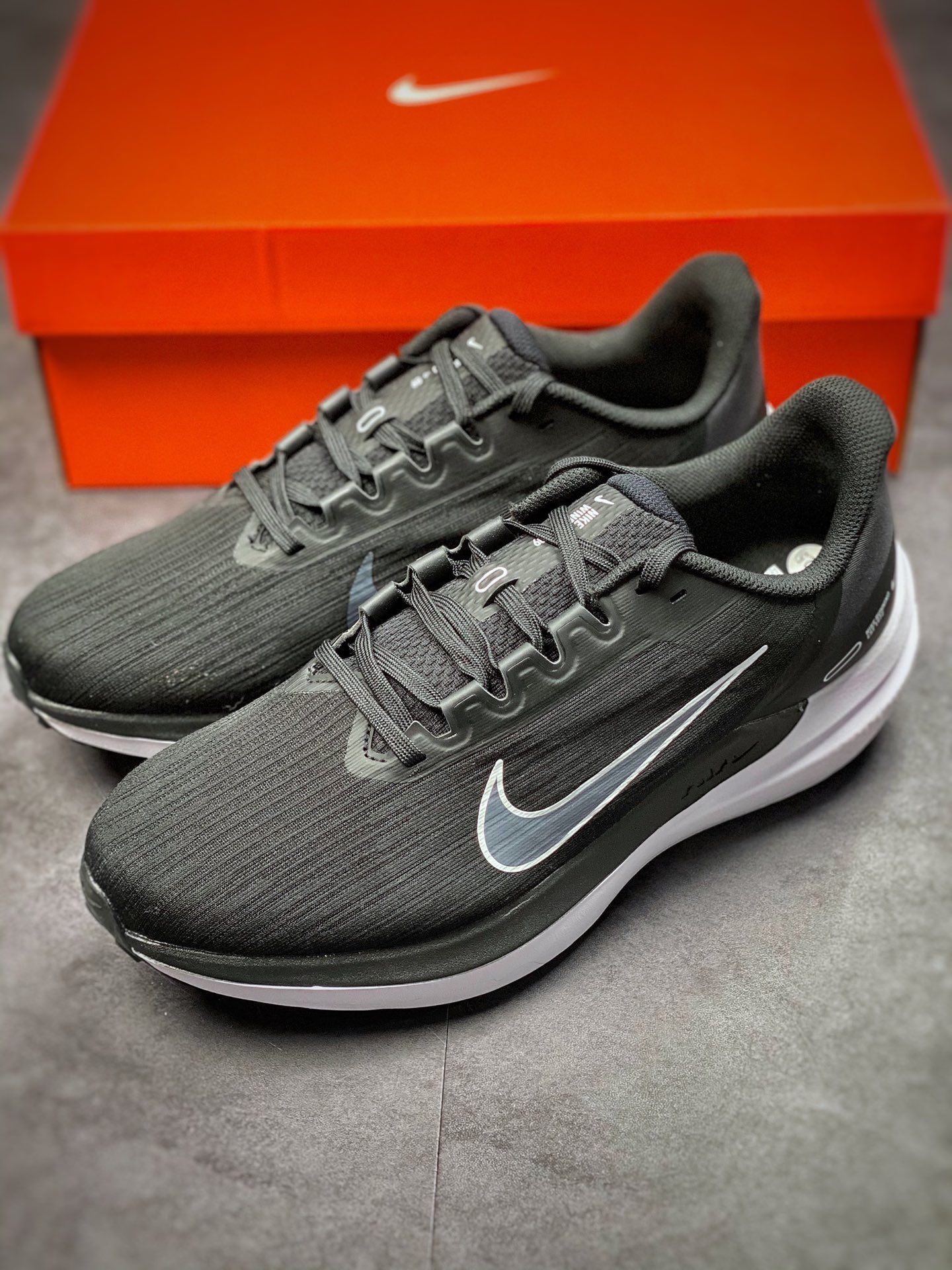 200  Nike Air Zoom Winflo 9 该鞋款采用改良版网眼布和增加泡棉设计DD6203-001