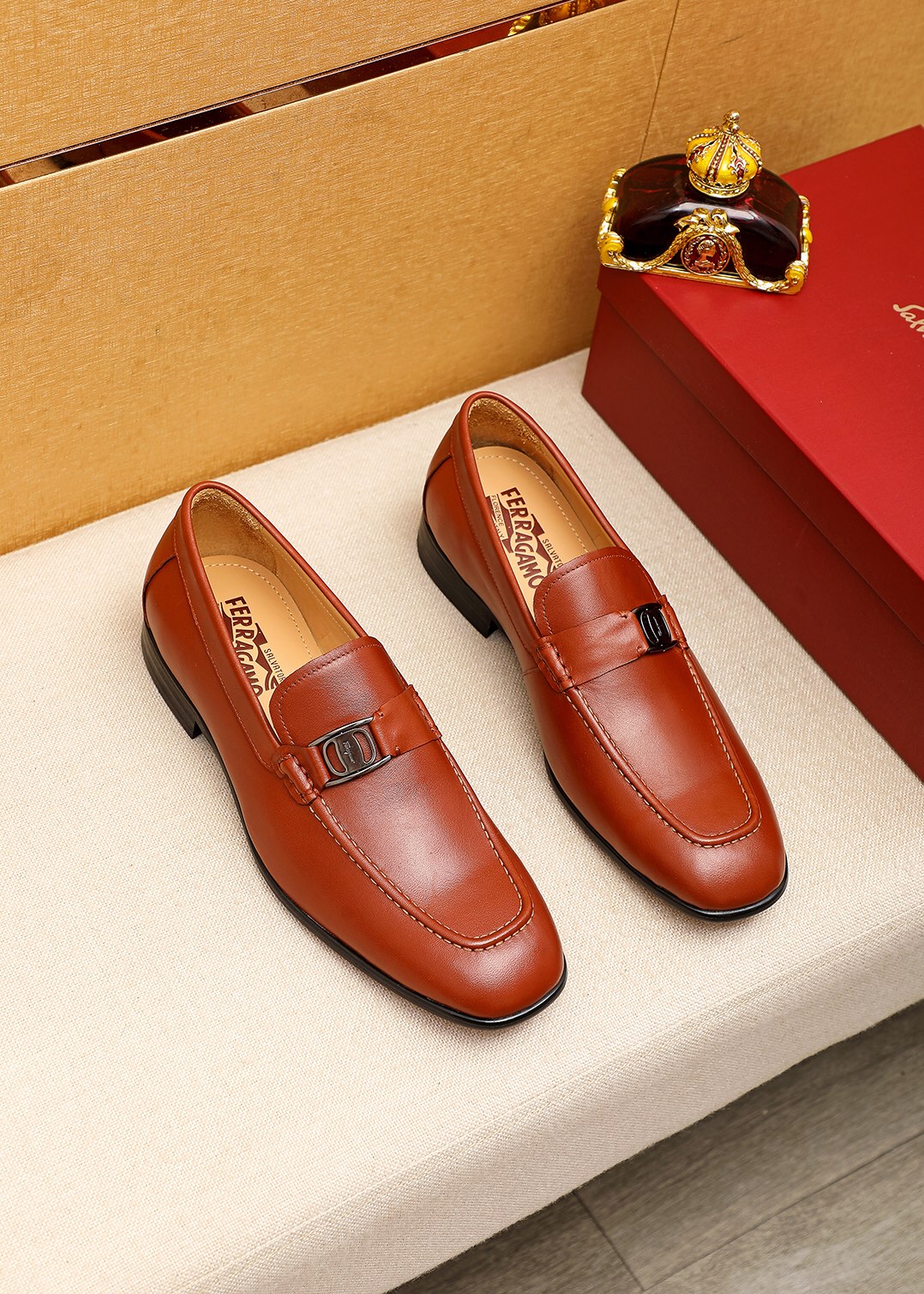 J5  专柜品质顶级代购菲拉格慕爆款2022男士正装皮鞋纯正高品质可1:1比较面料：意大利进口原版定制小牛皮内里：全进口水染牛皮里垫鞋底：东莞进口组合大底原厂特供原版底超级舒适，原厂跟单货，高品质，可随意进出专柜，欢迎对比专柜同步，正码38–4445订制