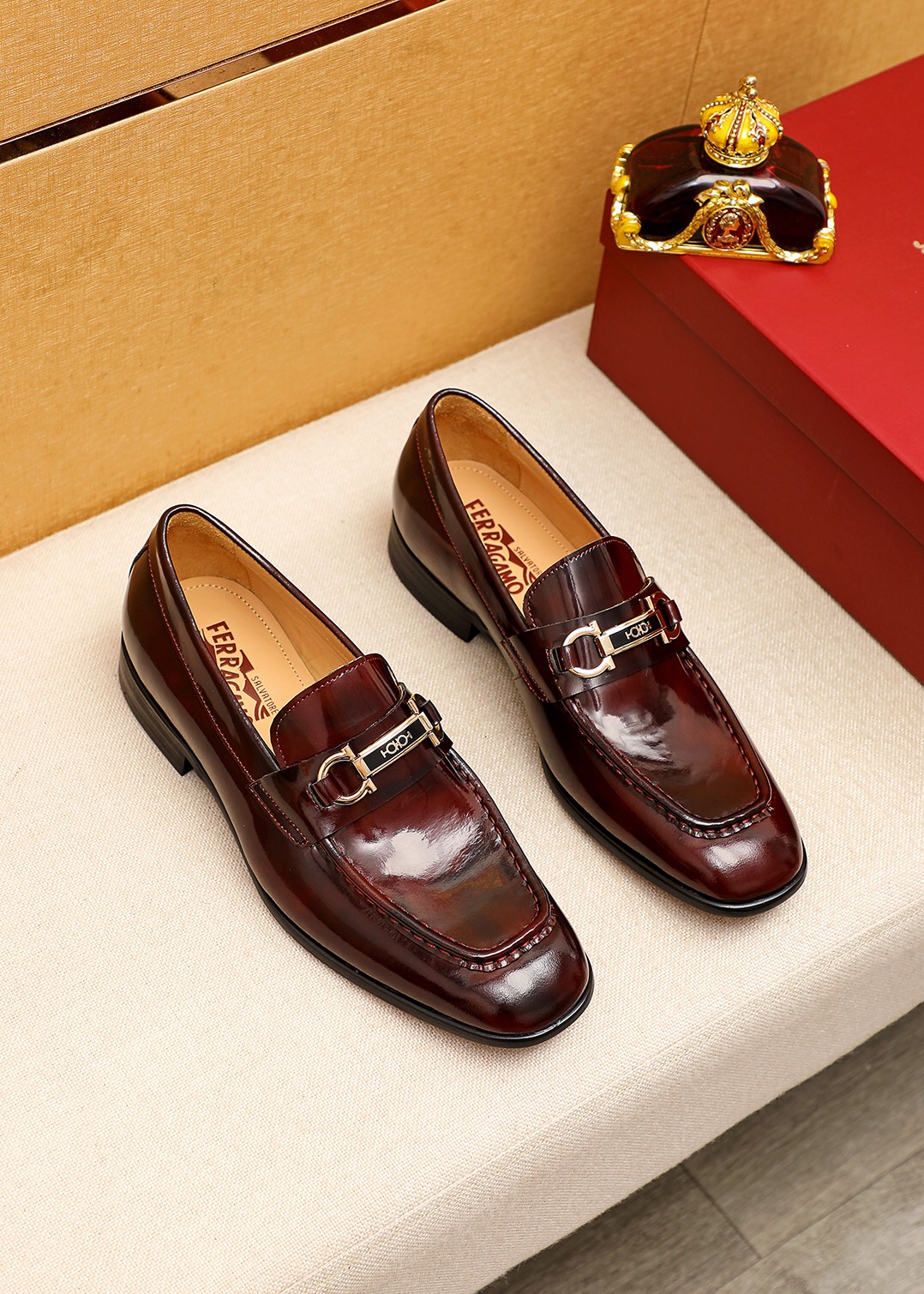 J5  专柜品质顶级代购菲拉格慕爆款2022男士正装皮鞋纯正高品质可1:1比较面料：意大利进口原版定制开边珠内里：全进口水染牛皮里垫鞋底：东莞进口组合大底原厂特供原版底超级舒适，原厂跟单货，高品质，可随意进出专柜，欢迎对比专柜同步，正码38–4445订制