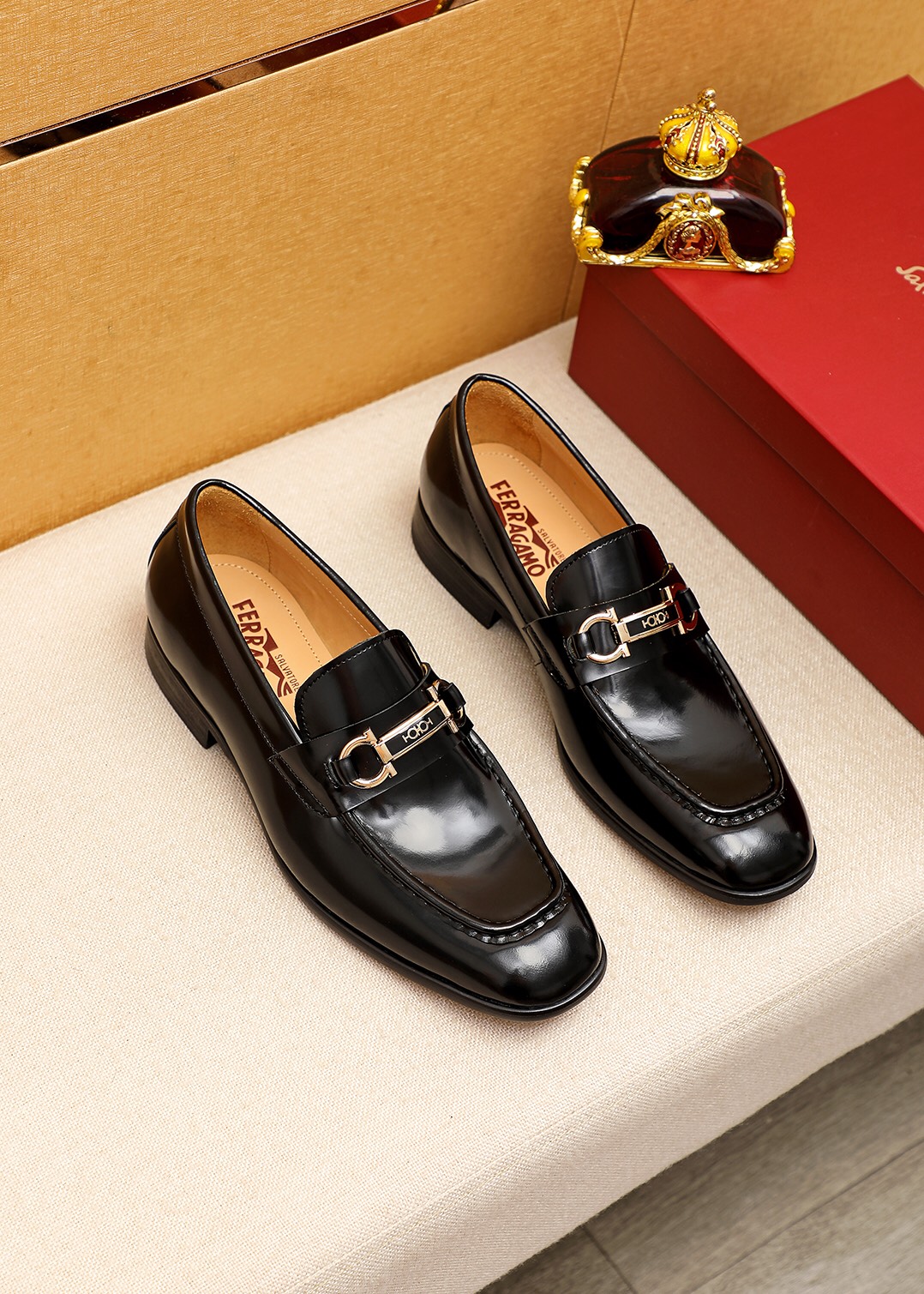 J5  专柜品质顶级代购菲拉格慕爆款2022男士正装皮鞋纯正高品质可1:1比较面料：意大利进口原版定制开边珠内里：全进口水染牛皮里垫鞋底：东莞进口组合大底原厂特供原版底超级舒适，原厂跟单货，高品质，可随意进出专柜，欢迎对比专柜同步，正码38–4445订制