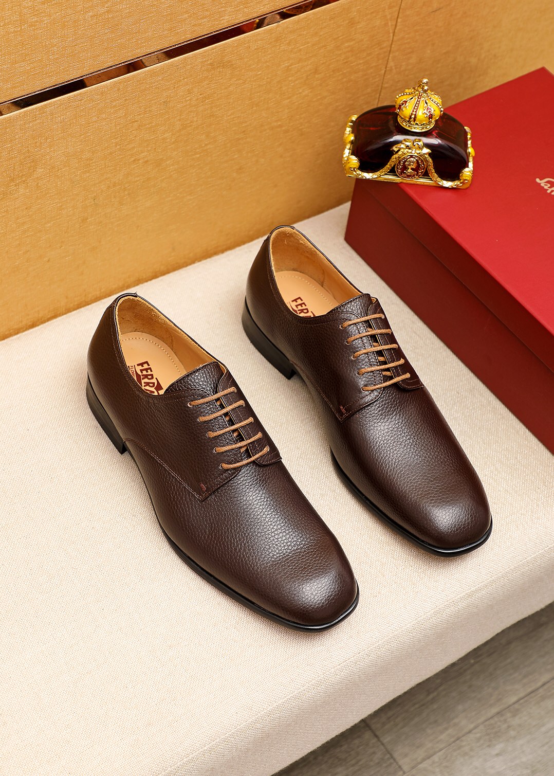 J5  专柜品质顶级代购菲拉格慕爆款2022男士正装皮鞋纯正高品质可1:1比较面料：意大利进口原版定制荔枝纹小牛皮内里：全进口水染牛皮里垫鞋底：东莞进口组合大底原厂特供原版底超级舒适，原厂跟单货，高品质，可随意进出专柜，欢迎对比专柜同步，正码38–4445订制