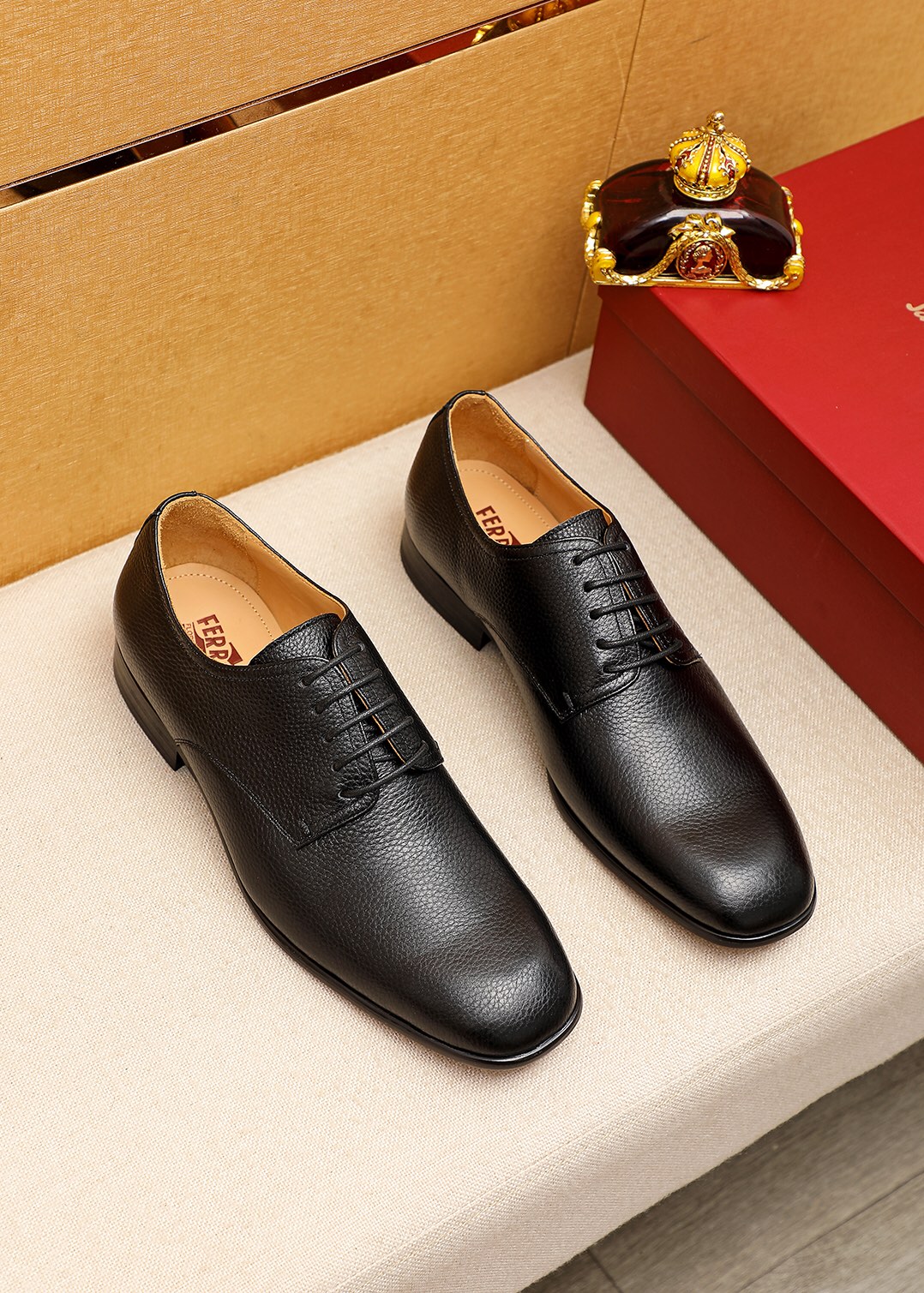 J5  专柜品质顶级代购菲拉格慕爆款2022男士正装皮鞋纯正高品质可1:1比较面料：意大利进口原版定制荔枝纹小牛皮内里：全进口水染牛皮里垫鞋底：东莞进口组合大底原厂特供原版底超级舒适，原厂跟单货，高品质，可随意进出专柜，欢迎对比专柜同步，正码38–4445订制