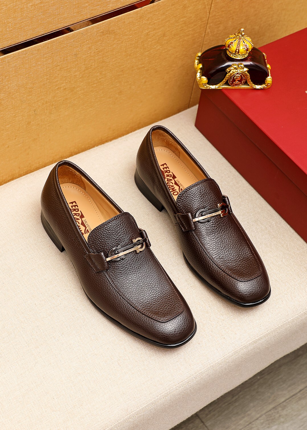 J5  专柜品质顶级代购菲拉格慕爆款2022男士正装皮鞋纯正高品质可1:1比较面料：意大利进口原版定制荔枝纹小牛皮内里：全进口水染牛皮里垫鞋底：东莞进口组合大底原厂特供原版底超级舒适，原厂跟单货，高品质，可随意进出专柜，欢迎对比专柜同步，正码38–4445订制