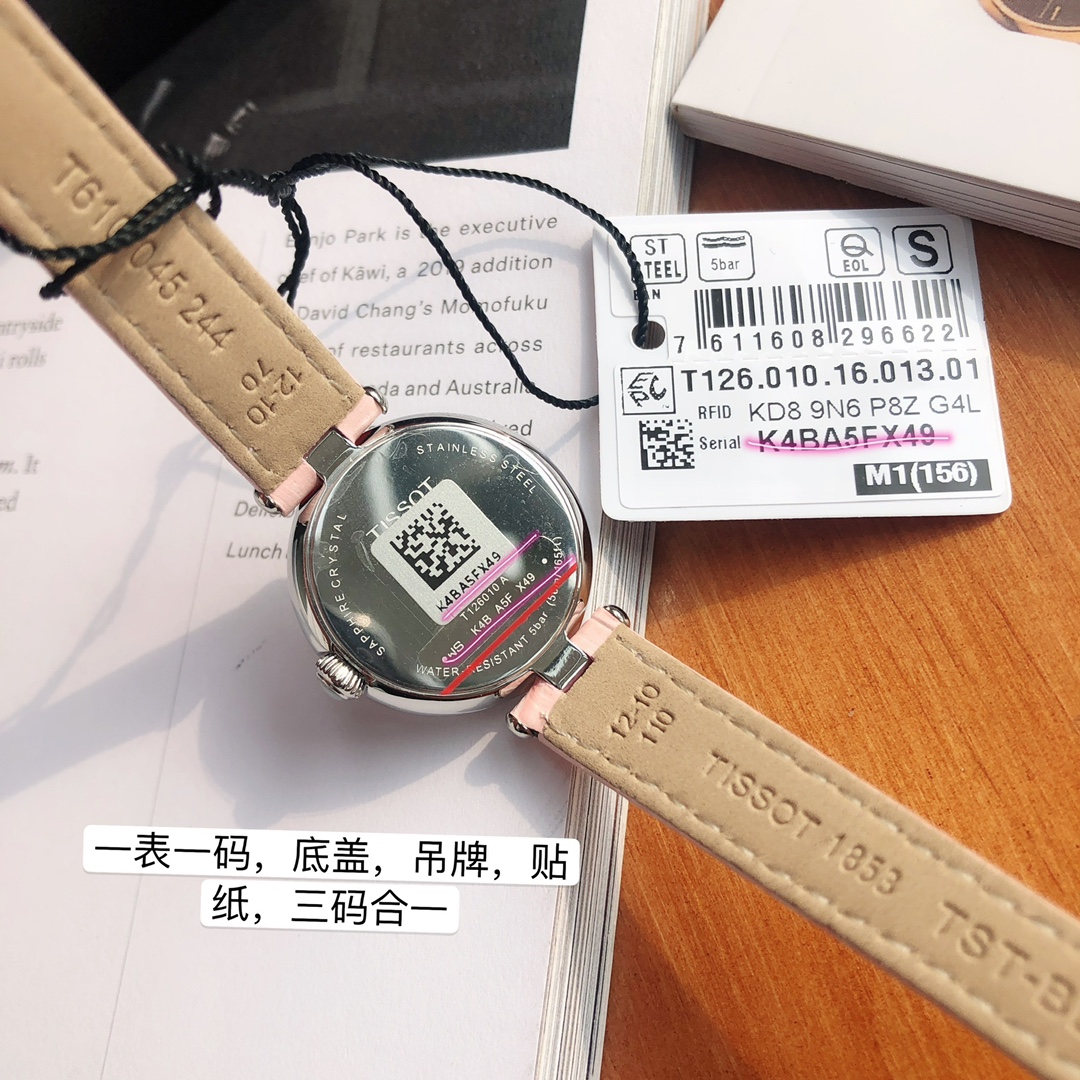 天梭2022最新款 最新款 最新款 嘉丽系列 T126.010瑞士石英女表 ！灵感于古罗马建筑，因其小巧迷人，也被爱称为“小美人” 宠爱自己不需要理由，天梭为女性打造时光之礼… 从风格到细节，由整体到局部，都是你无法拒绝的理由！机芯我们用于原装瑞士ETA石英机芯，走时稳定，带有低电量提醒工能。采用蓝宝石玻璃，永久不会刮花 50米防水，表盘直径为26mm，316瑞士进口钢 光泽亮丽 上手非常漂亮，非常好配搭衣服 送礼自戴都非常漂亮。后配全套包装。且买且珍惜[调皮][调皮]