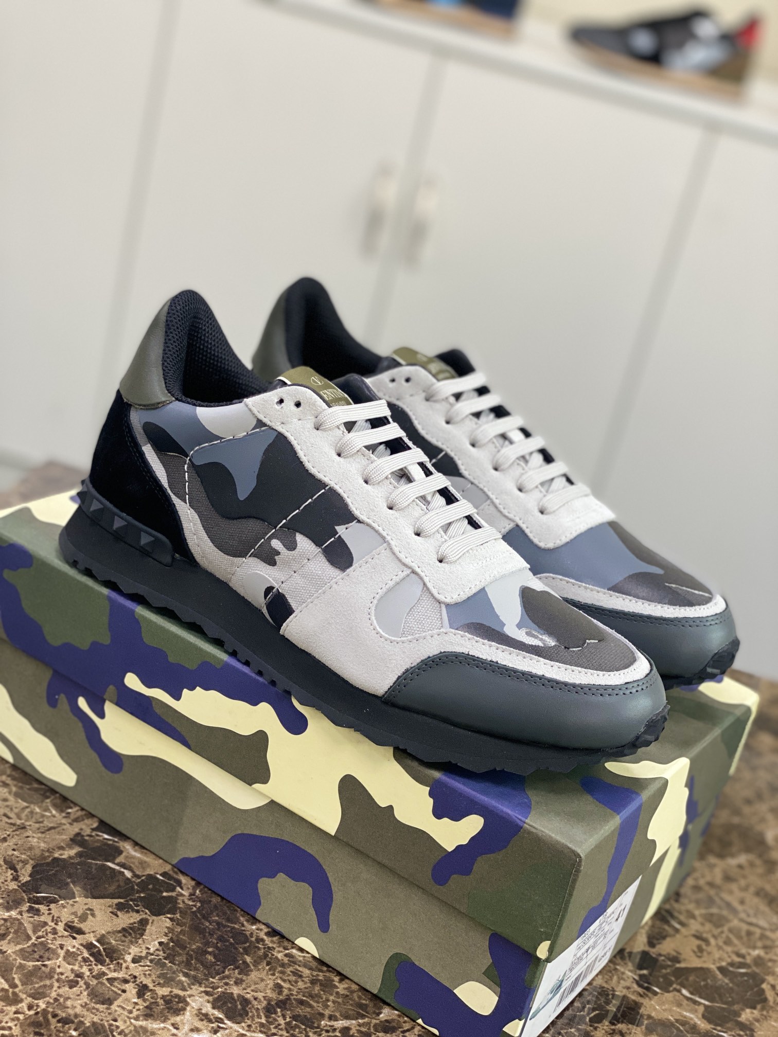 NO:532921,【Real price】VALEN**N(Valentino) positive code number 38-46 (45 46 customized) Product grade genuine purchase level, welcome to compare and inspect product materials imported original materials, imported original cowhide, imported environmentally friendly breathable mesh lining, shoe tongue with original cloth logo, fine workmanship, original exclusive private mold high elastic combination sole Style category new series, lace-up casual shoes, versatile and comfortable.,,valentino,valentino,cowhide,author19860909【实价】VALEN**N(华伦天奴) 正码码数38-46（45 46订做） 商品等级正品代购级别,欢迎对比验货 商品材料进口原版料,进口原版牛皮,进口环保透气网布内里,鞋舌配原版布标LOGO,精细做工,原版独家私模高弹组合大底 款式类别新款系列,系带休闲鞋,百搭舒适.,,valentino,valentino,cowhide,Men's shoes