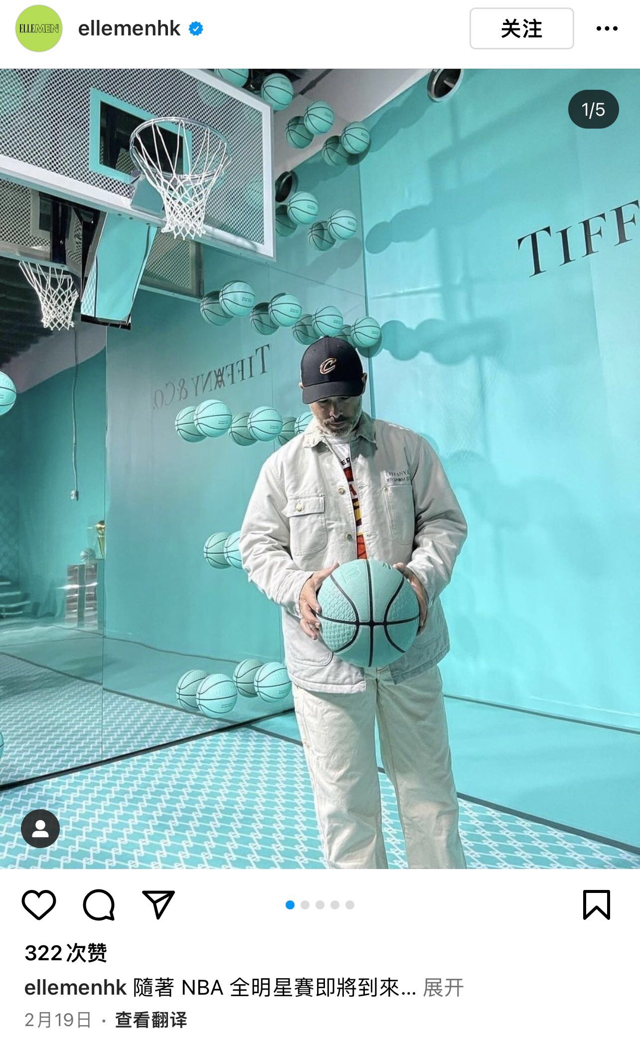 NO:809081,Tiffany&Co. joins hands with Daniel to create limited edition basketball  Tiffany & Co. announced that it is once again collaborating with artist Daniel Arsham to launch a limited edition Tiffany Blue basketball. The basketball is based on Wilson's latest basketball and has been replaced with an eye-catching 'Tiffany Blue' color. It is also printed with the cooperation logo of both parties and an embossed pattern, in which the letter 'A' represents Arsham Studio.  , and 'C' symbolizes Arsham's hometown team and the Cavaliers, the team in Cleveland where this NBA All-Star Game will be held. It is reported that this basketball is priced in US dollars and is only available in limited quantities at Tiffany & Co.'s Woodmere, Ohio boutique, and the interactive retail platform CavsStockroom, which only sells exclusive products designed by Arsham. Trendy department stores19860909Tiffany&Co.携手丹尼尔打造限量篮球 Tiffany&Co.宣布再度与艺术家DanielArsham合作,推出限量版TiffanyBlue篮球,该篮球以Wilson的最新篮球为蓝本出发,并换上了抢眼的「TiffanyBlue」色调,同时印有双方合作标志以及一个浮雕图案,其中字母「A」代表Arsham工作室,而「C」则象征Arsham的家乡球队,也是本届NBA全明星赛举办地克利夫兰的球队骑士队.据悉这款篮球的定价为美元,仅在Tiffany&Co.俄亥俄州伍德米尔精品店,以及互动性零售平台CavsStockroom限量发售,该平台仅售由Arsham设计的独家产品.,潮品百货,accessory