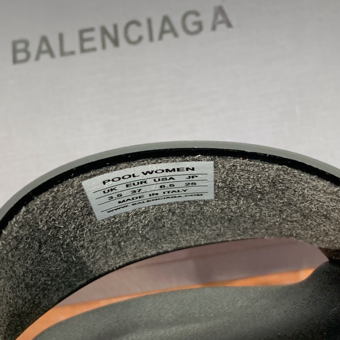 Balengiacig*经典拖鞋一比