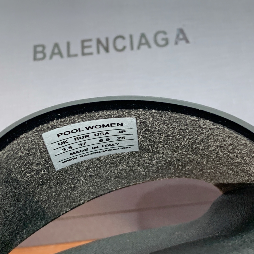 Balengiacig*经典拖鞋一比