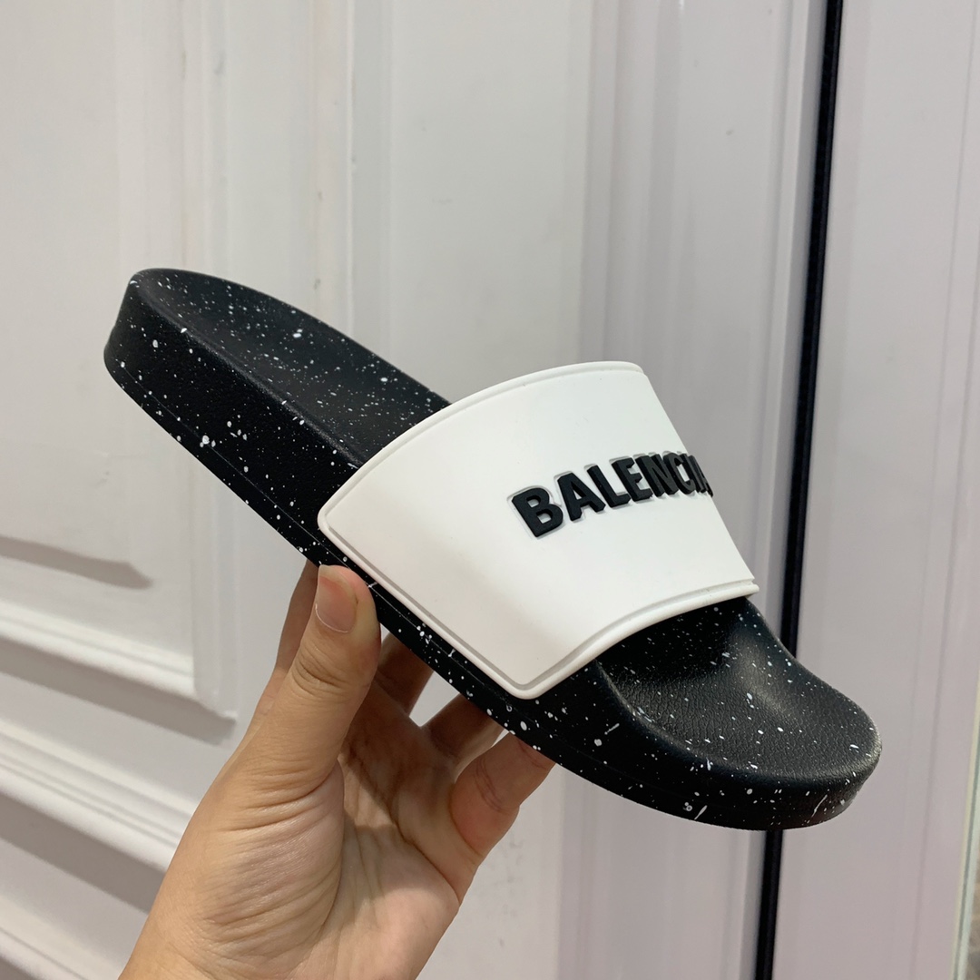 Balengiacig*经典拖鞋一比