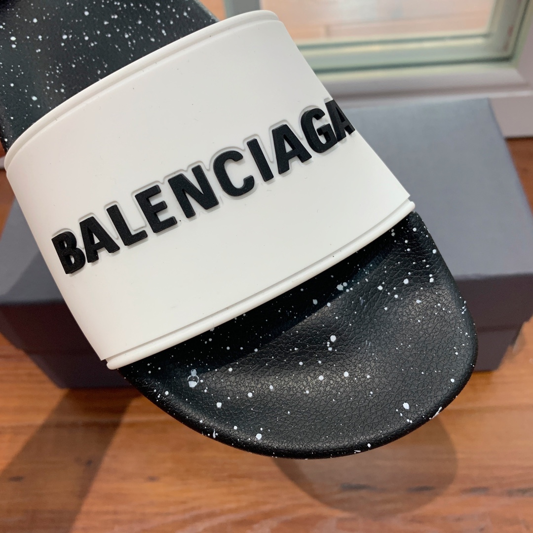 Balengiacig*经典拖鞋一比