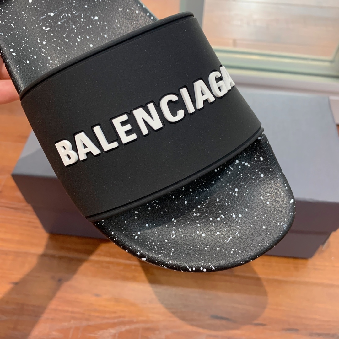 Balengiacig*经典拖鞋一比