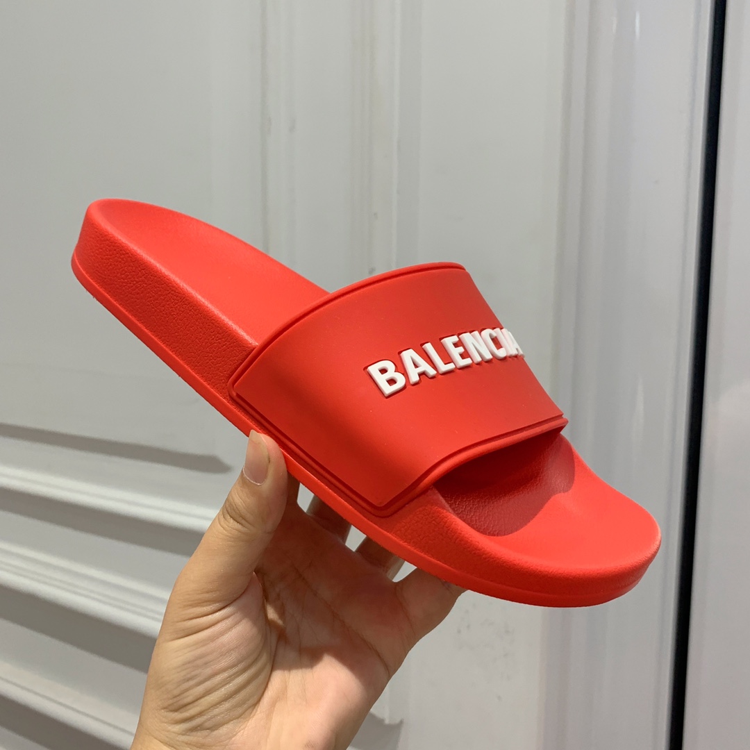 Balengiacig*经典拖鞋一比