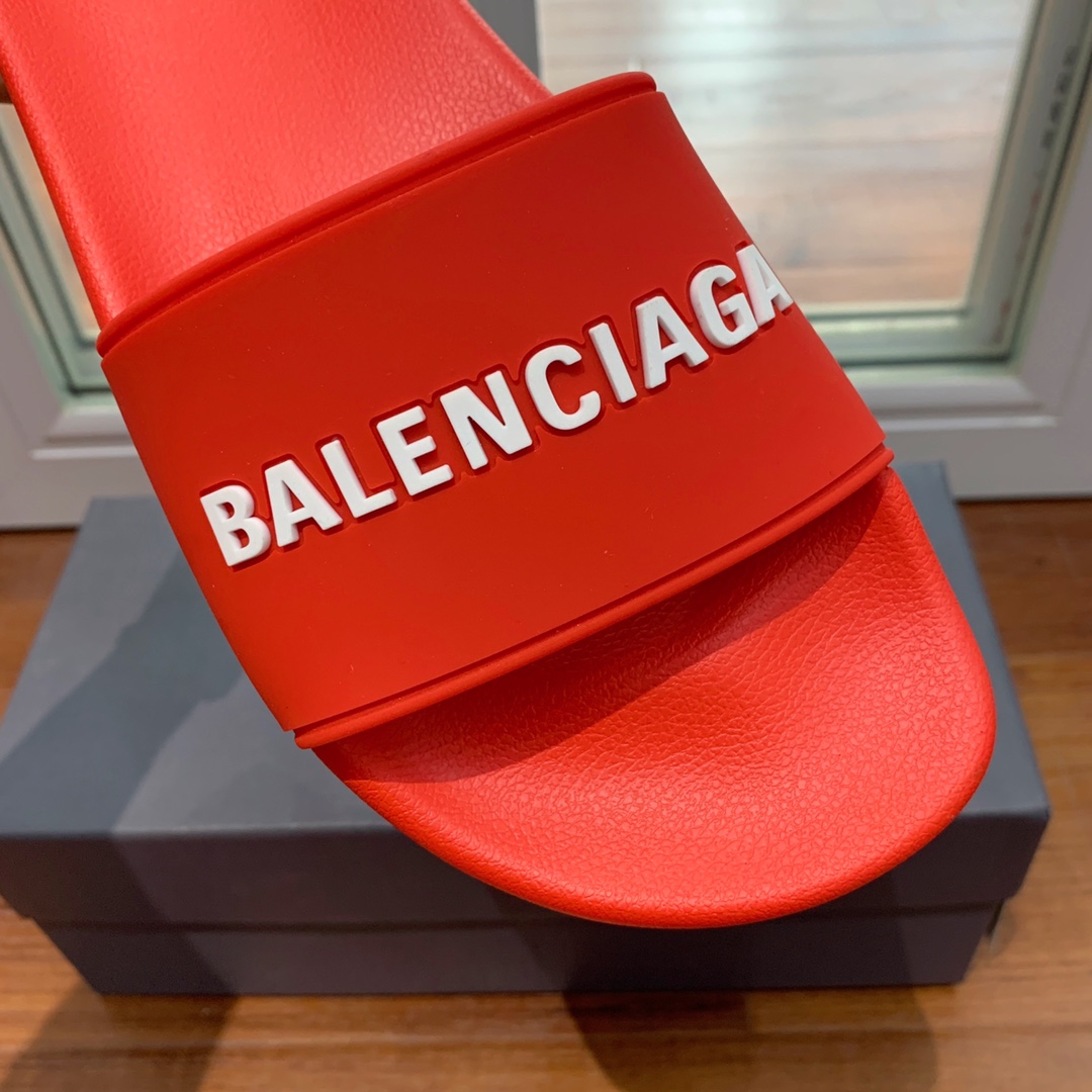 Balengiacig*经典拖鞋一比