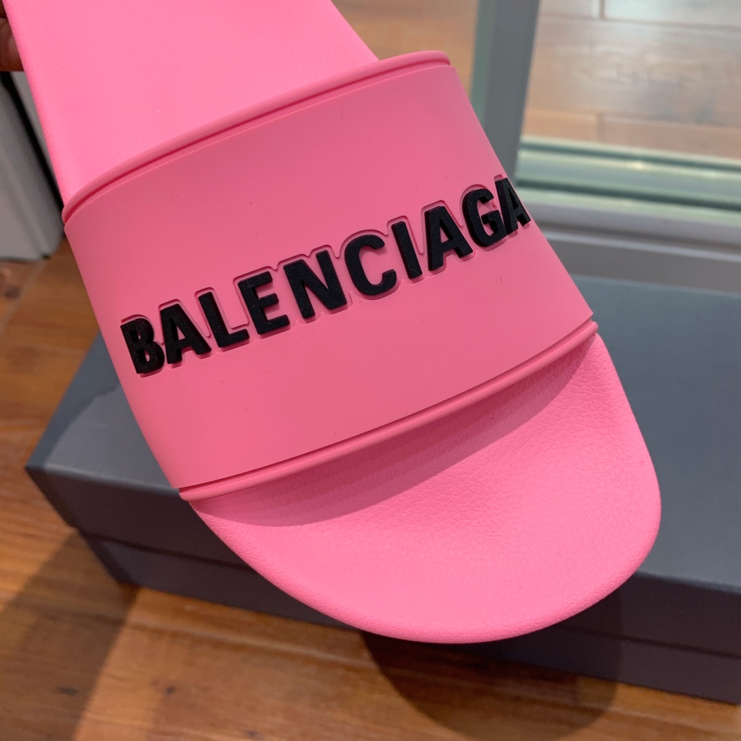 Balengiacig*经典拖鞋一比